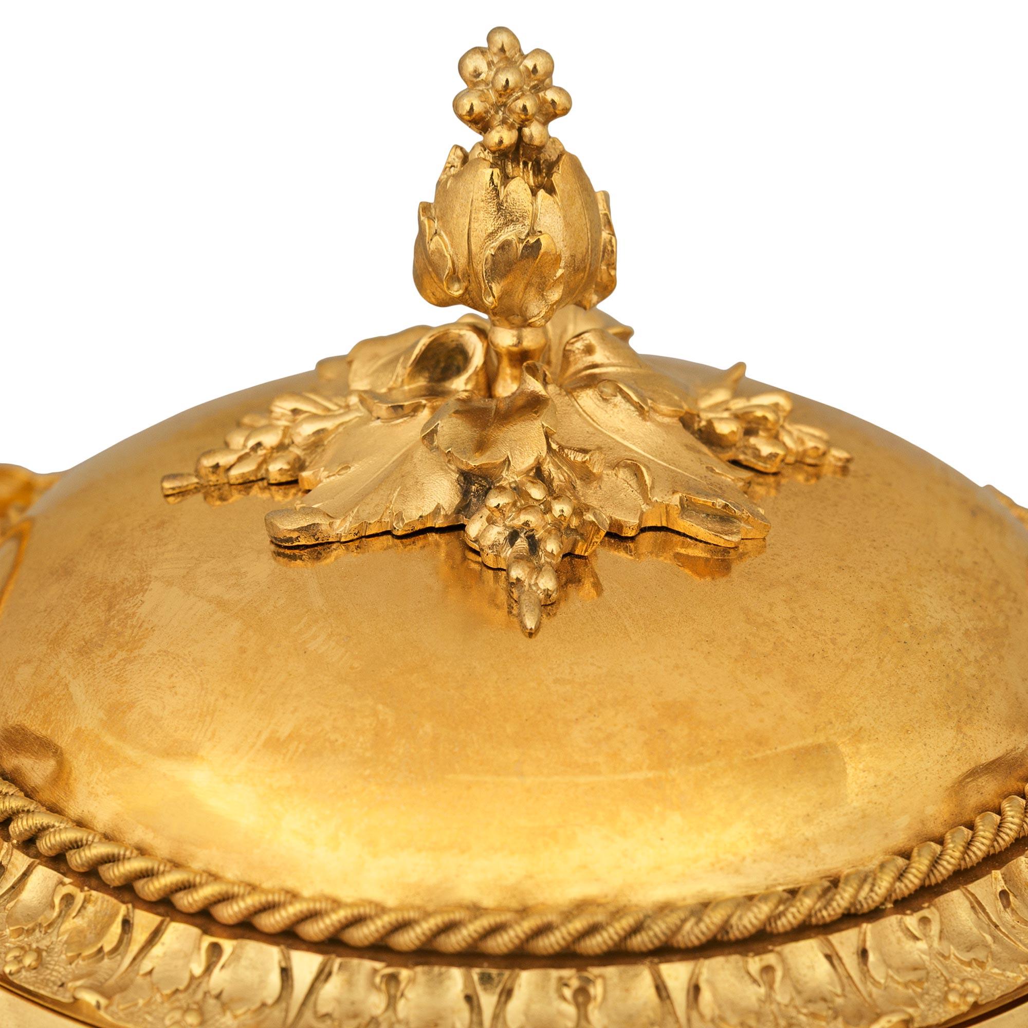 Urne en bronze doré et marbre Portoro du XIXe siècle, de style Louis XVI Bon état - En vente à West Palm Beach, FL