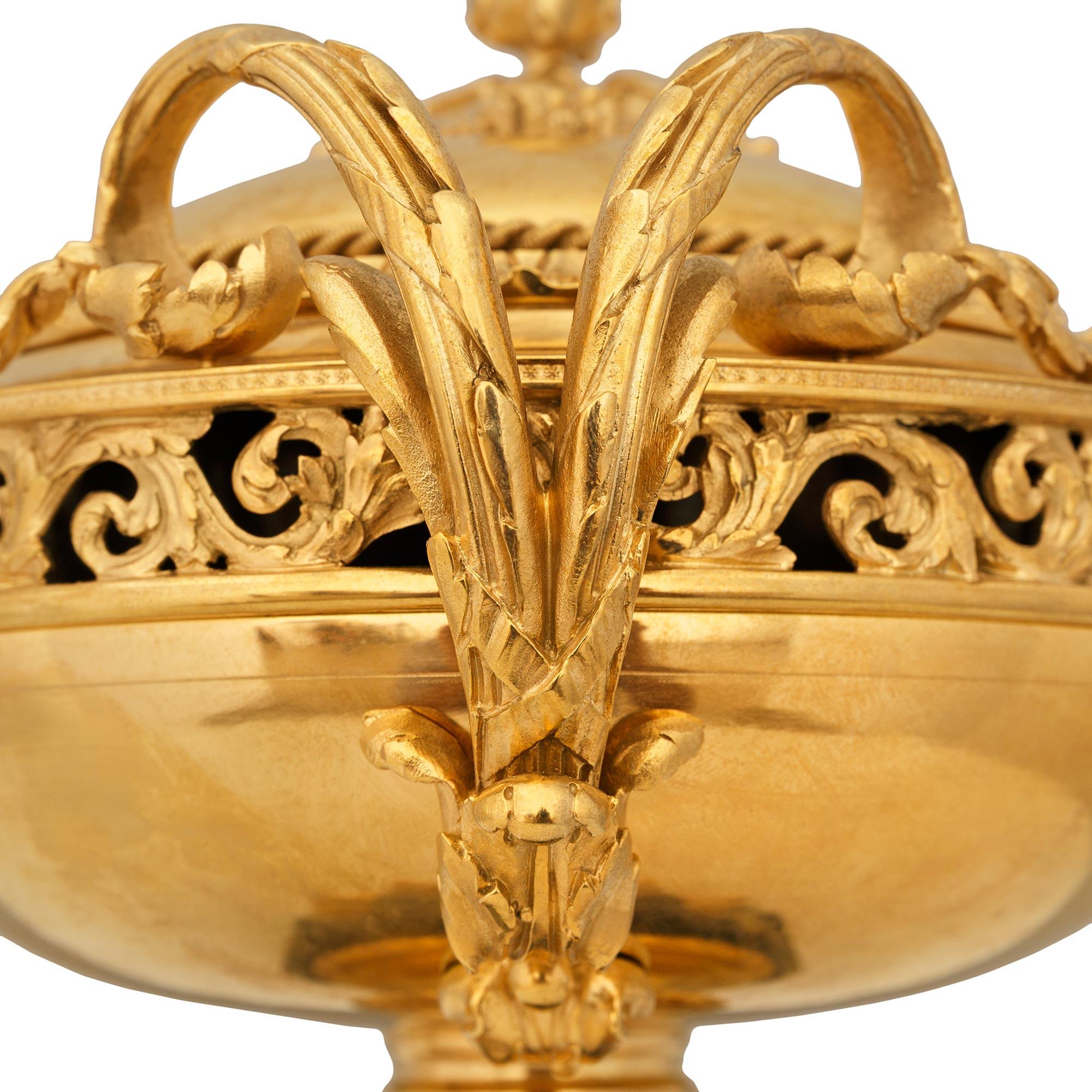 Bronze doré Urne en bronze doré et marbre Portoro du XIXe siècle, de style Louis XVI en vente