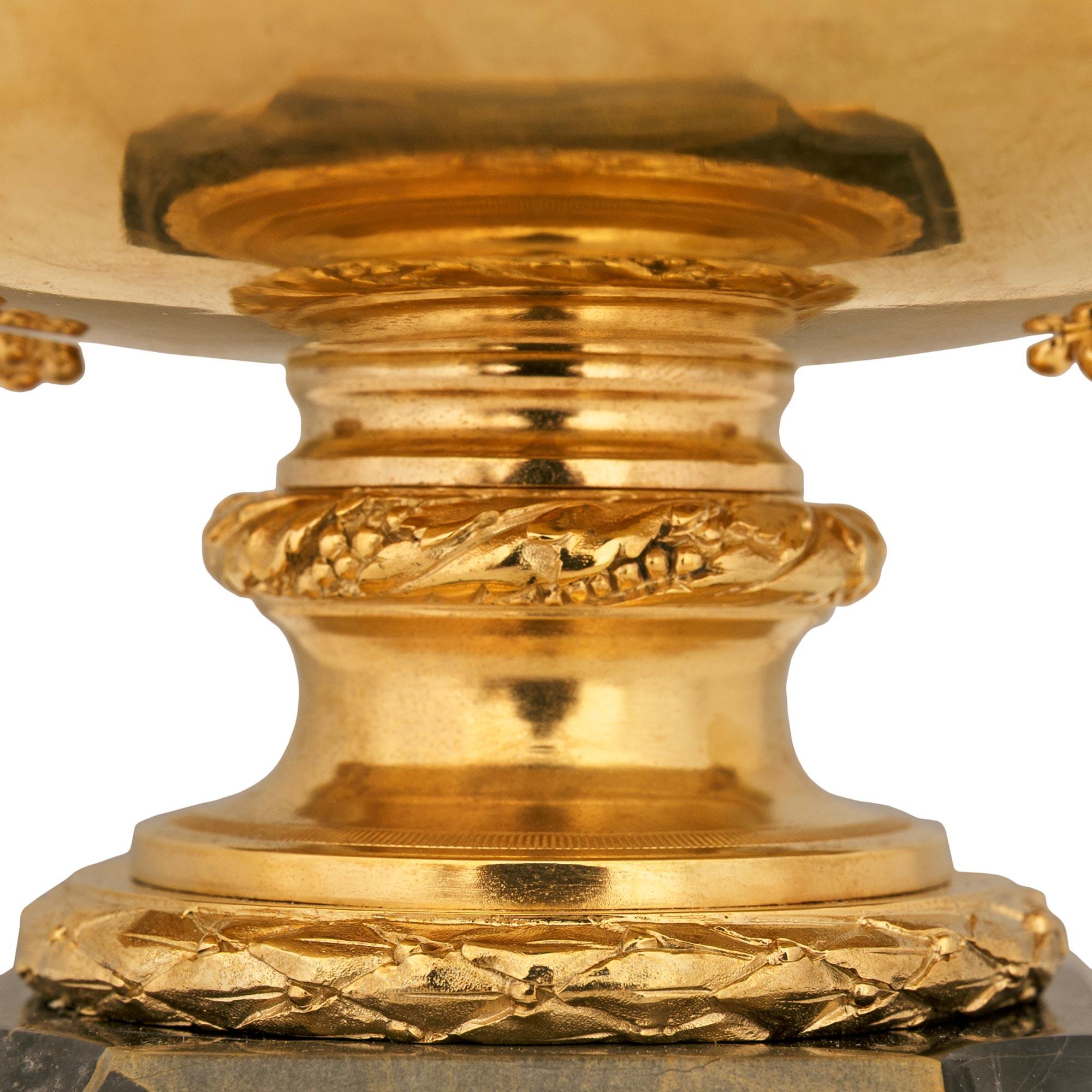 Urne en bronze doré et marbre Portoro du XIXe siècle, de style Louis XVI en vente 1