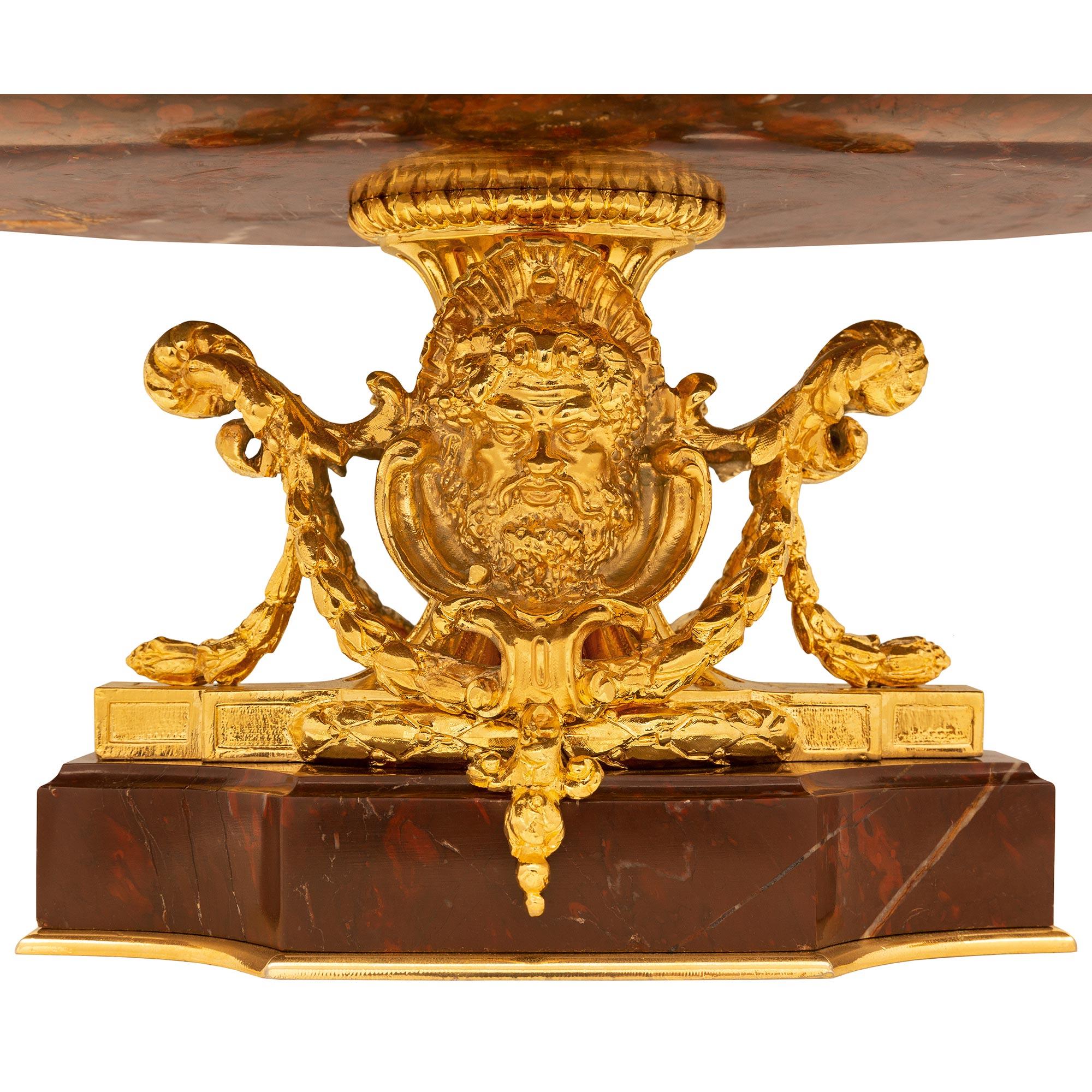 Centre de table français du 19ème siècle de style Louis XVI en bronze doré et marbre rouge griotte en vente 4