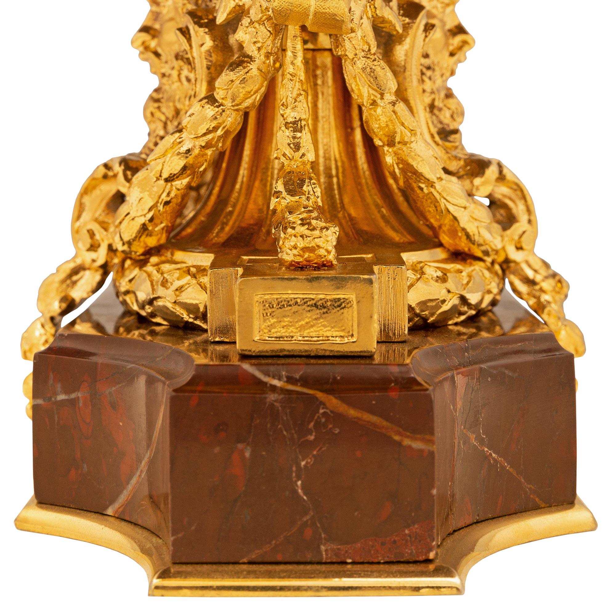 Centre de table français du 19ème siècle de style Louis XVI en bronze doré et marbre rouge griotte en vente 5