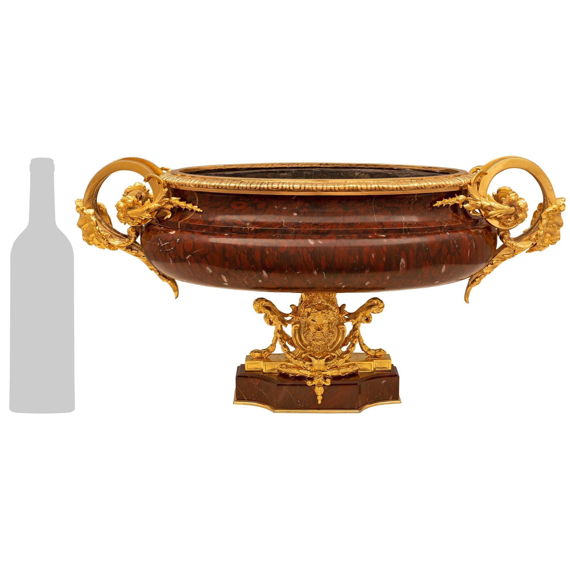 Français Centre de table français du 19ème siècle de style Louis XVI en bronze doré et marbre rouge griotte en vente