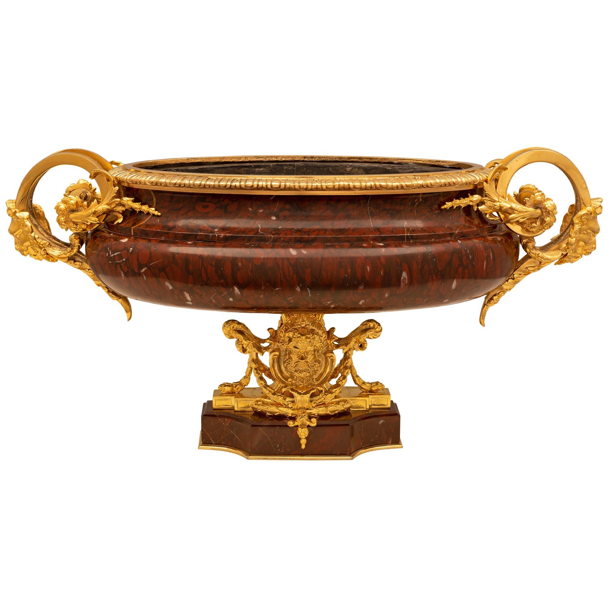 Centre de table français du 19ème siècle de style Louis XVI en bronze doré et marbre rouge griotte Bon état - En vente à West Palm Beach, FL