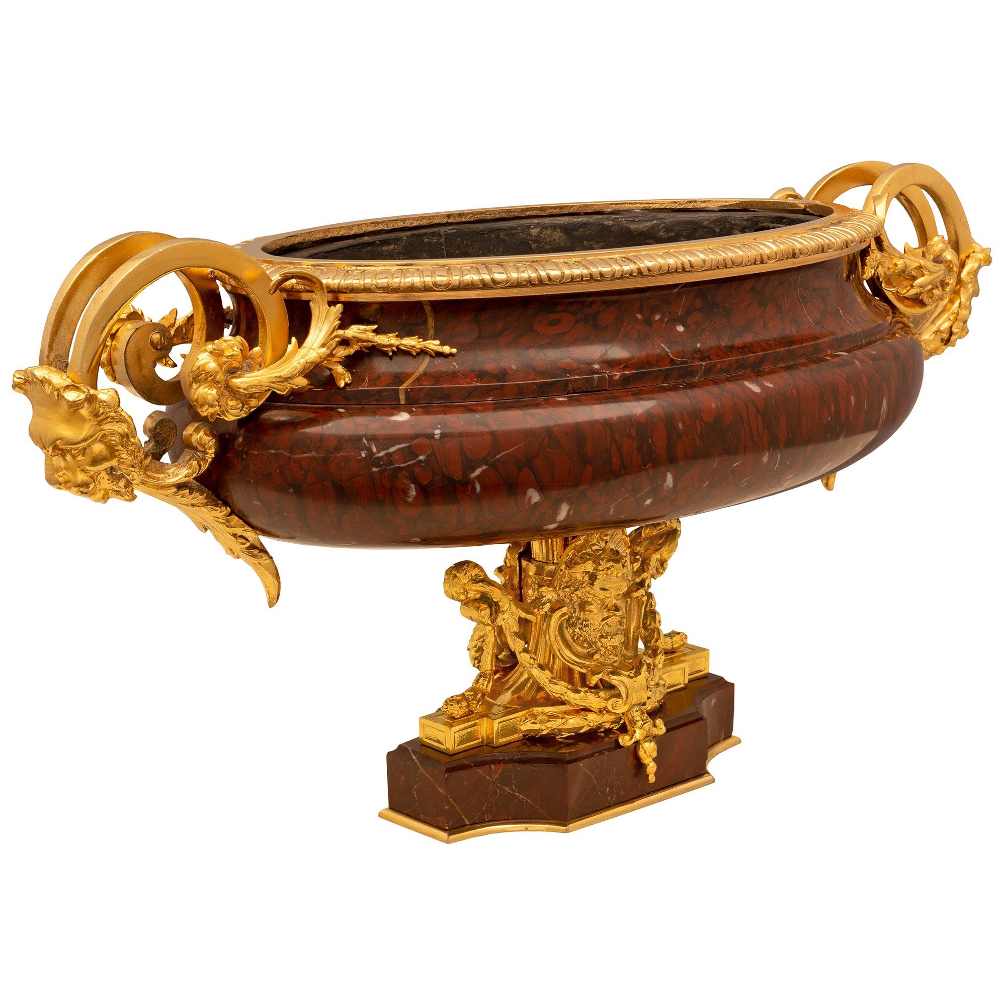 XIXe siècle Centre de table français du 19ème siècle de style Louis XVI en bronze doré et marbre rouge griotte en vente
