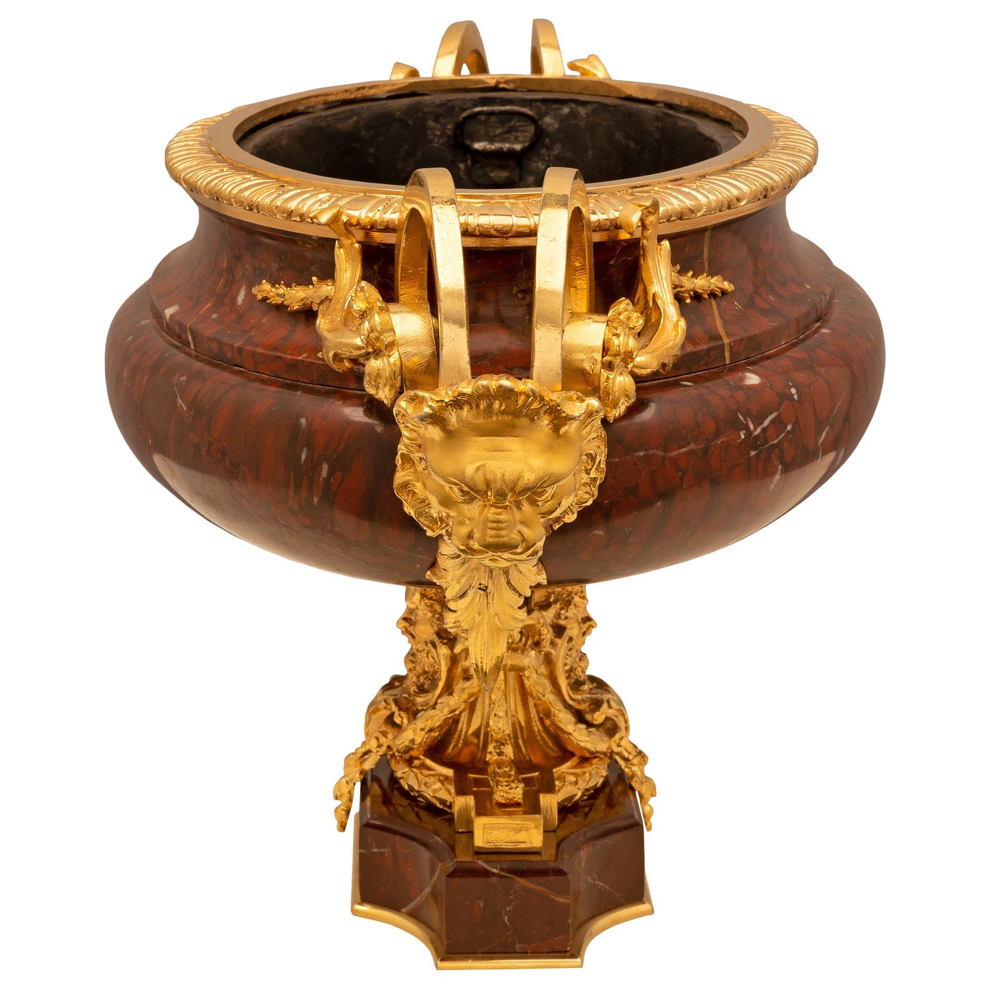 Bronze doré Centre de table français du 19ème siècle de style Louis XVI en bronze doré et marbre rouge griotte en vente
