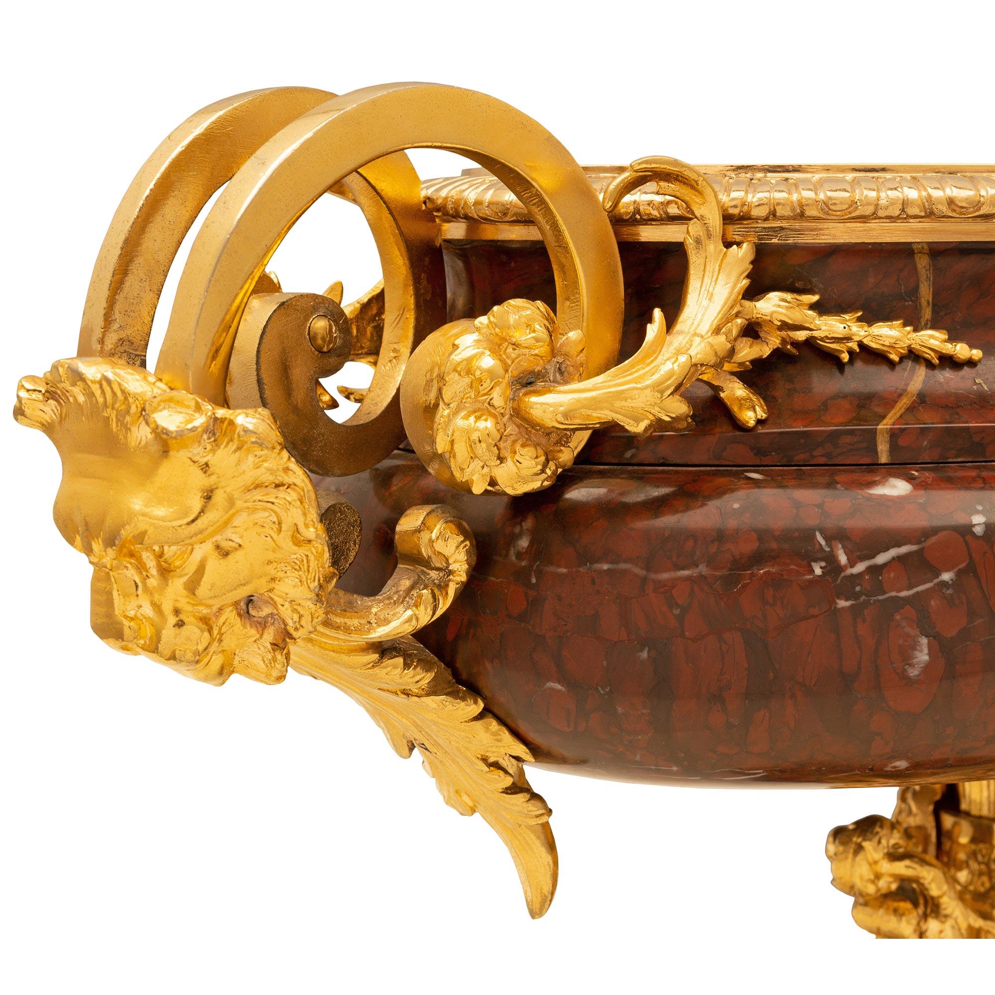 Centre de table français du 19ème siècle de style Louis XVI en bronze doré et marbre rouge griotte en vente 1