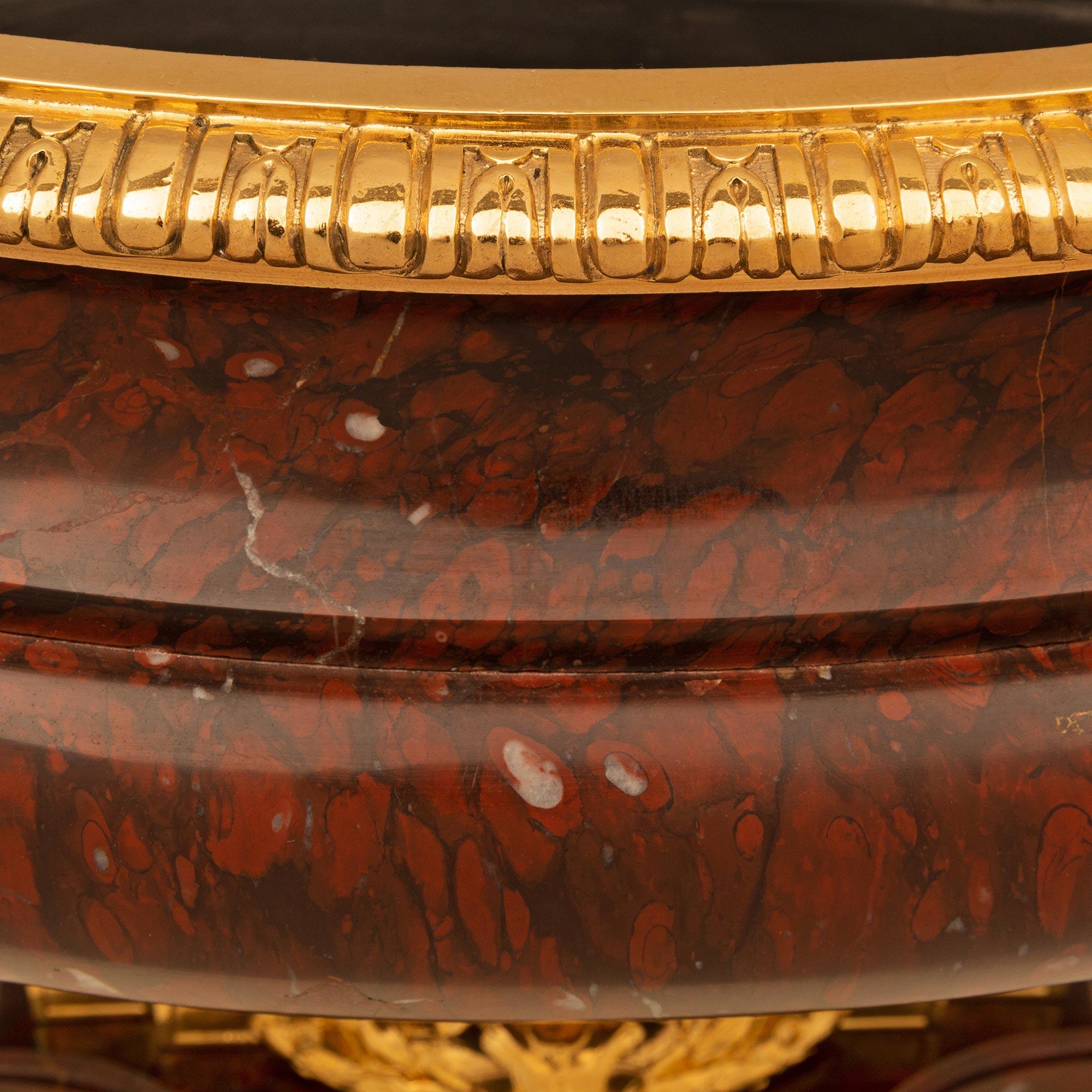 Centre de table français du 19ème siècle de style Louis XVI en bronze doré et marbre rouge griotte en vente 2