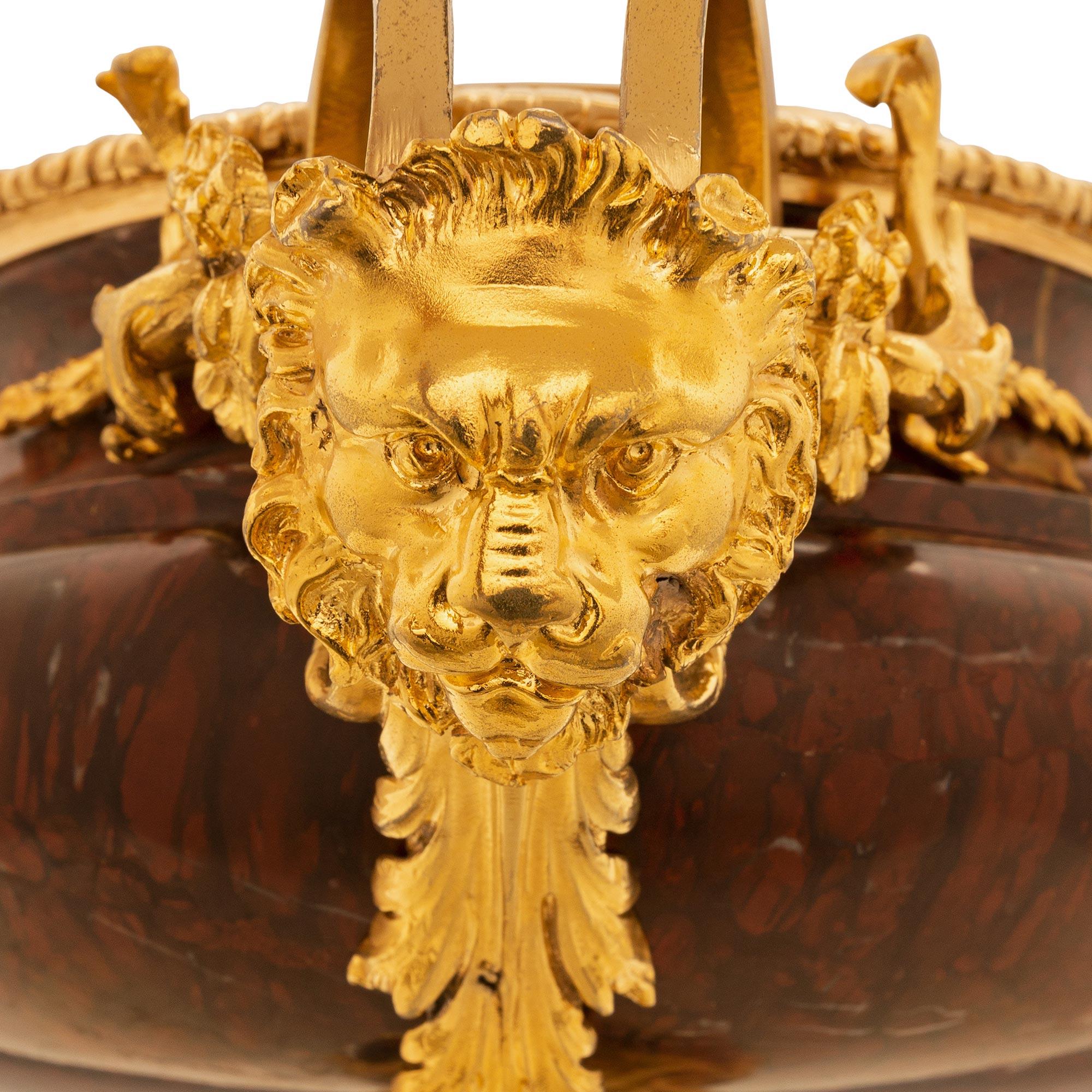 Centre de table français du 19ème siècle de style Louis XVI en bronze doré et marbre rouge griotte en vente 3