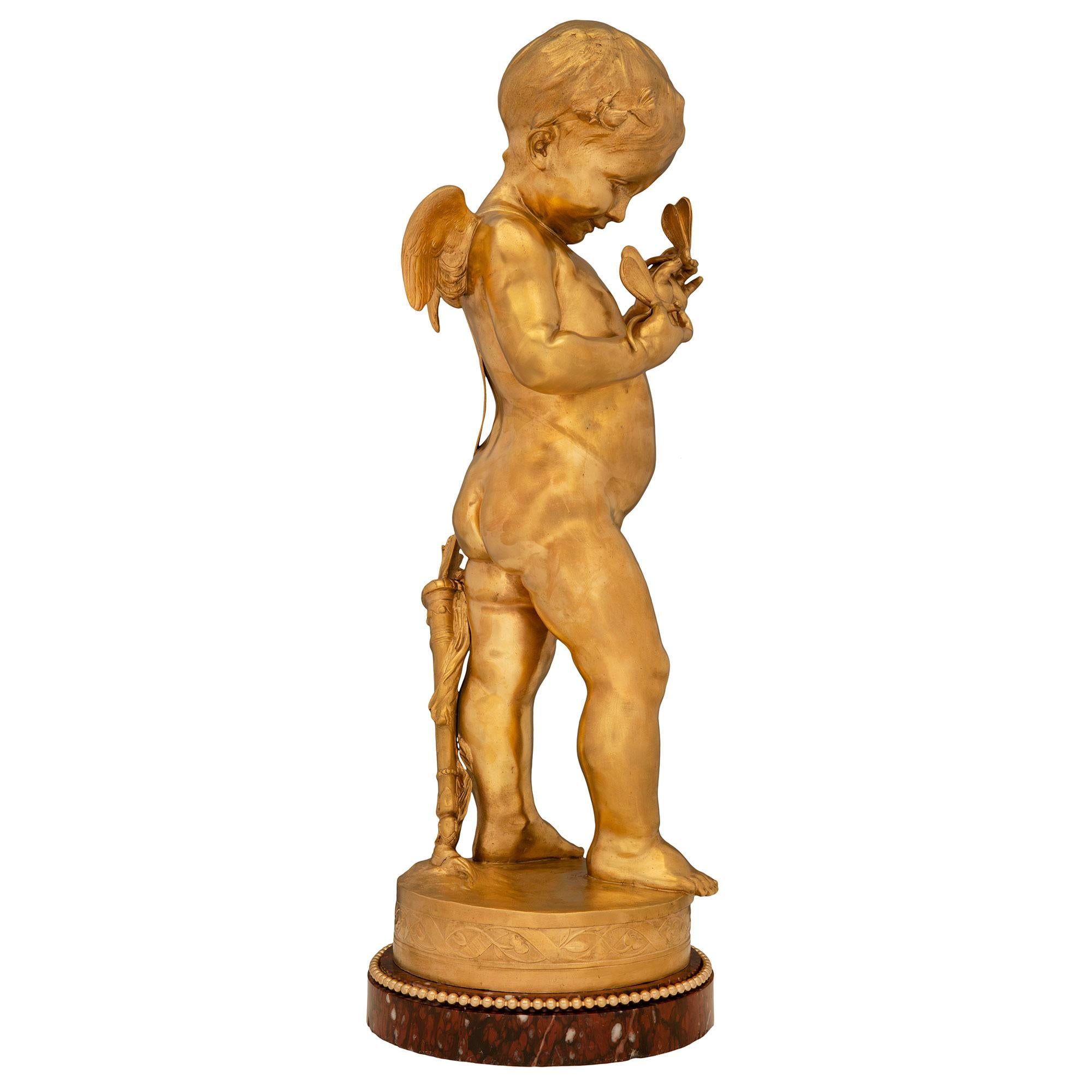 Statue aus Goldbronze und Rouge Griotte-Marmor im Louis-XVI-Stil des 19. Jahrhunderts (Louis XVI.) im Angebot