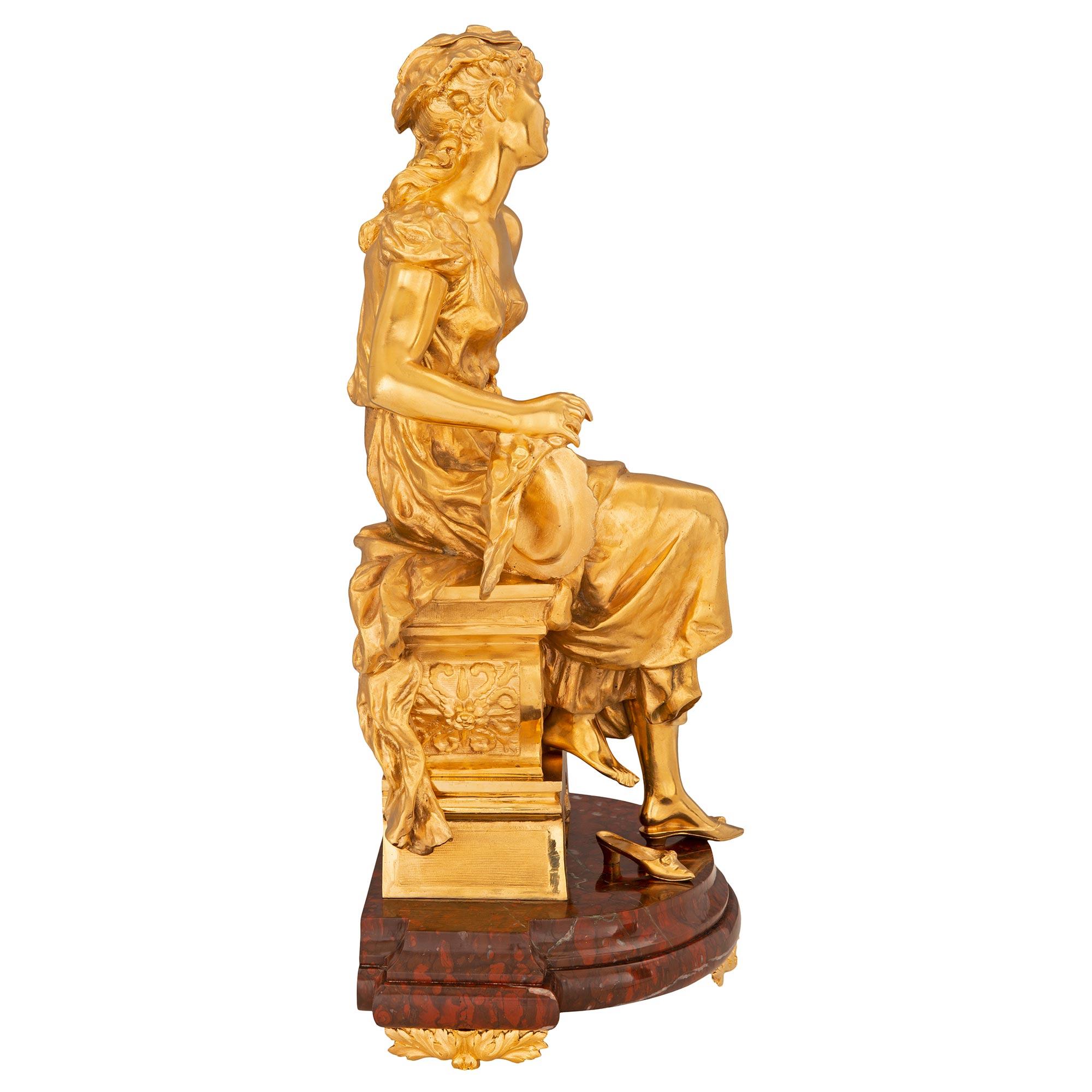 Statue aus Goldbronze und rotem Griotte-Marmor im Louis-XVI-Stil des 19. Jahrhunderts (Louis XVI.) im Angebot