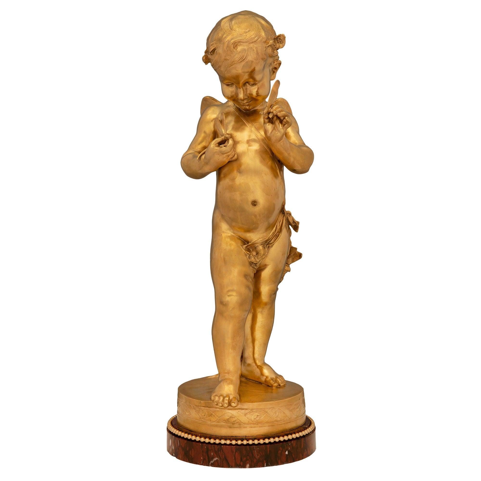 Statue aus Goldbronze und Rouge Griotte-Marmor im Louis-XVI-Stil des 19. Jahrhunderts im Angebot
