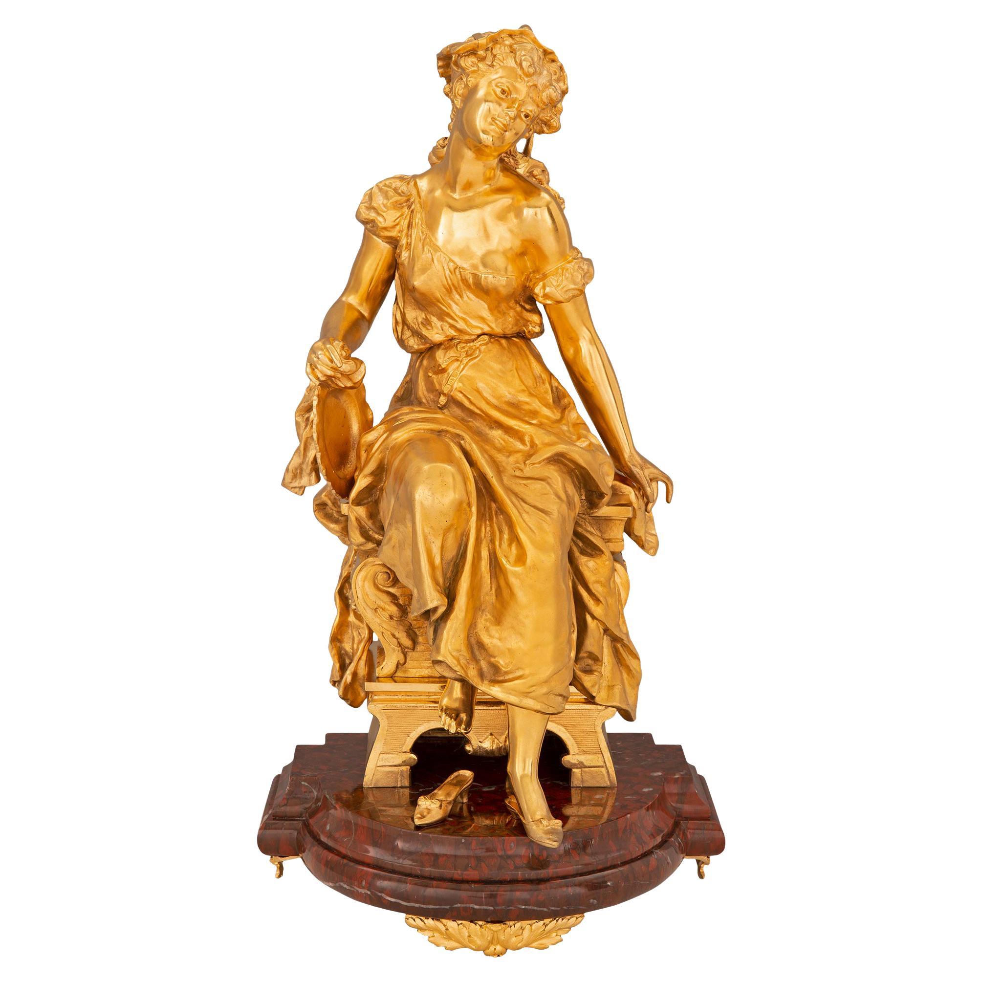 Statue française du 19ème siècle de style Louis XVI en bronze doré et marbre rouge griotte