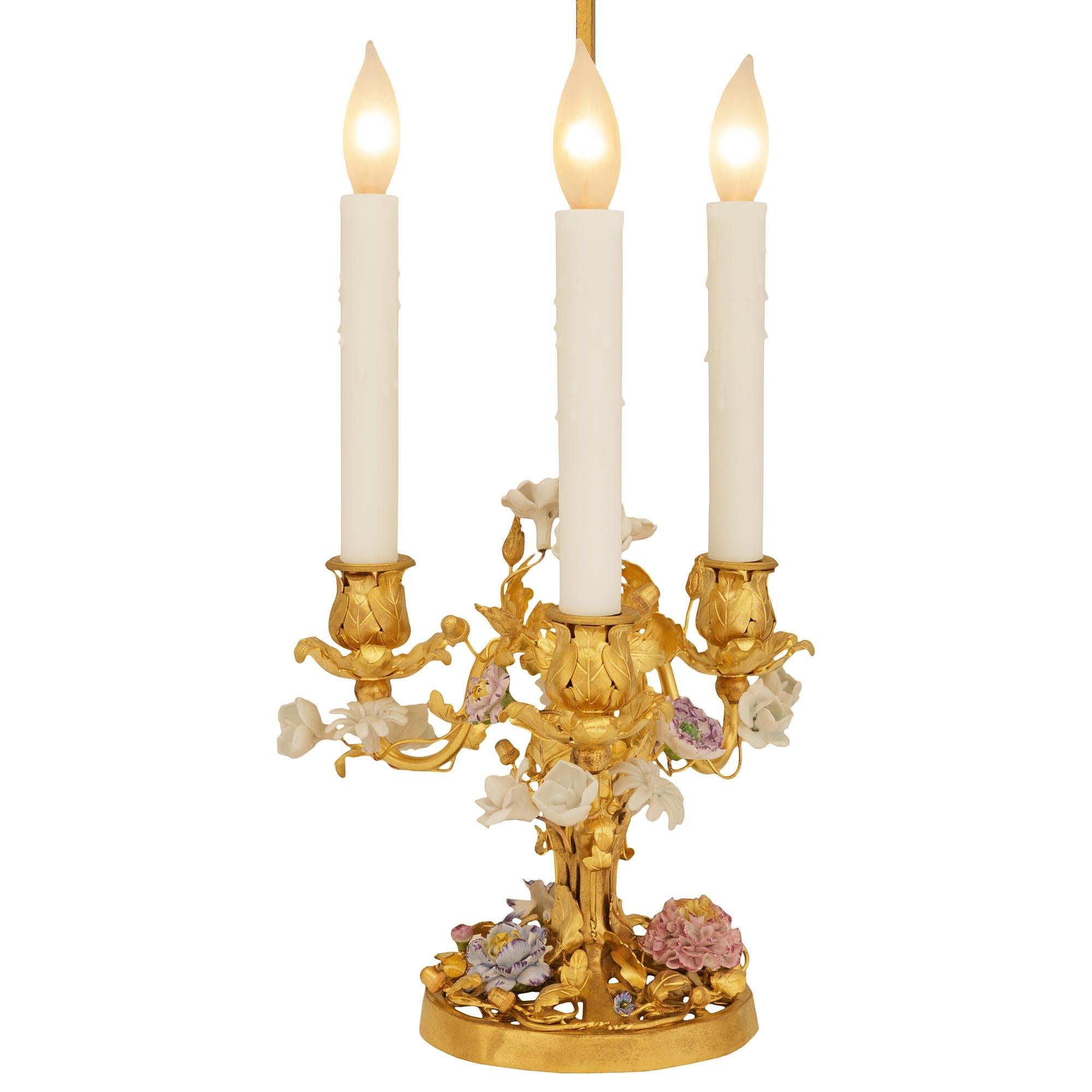 Luigi XVI French 19th century Louis XVI st. Ormolu and Saxe Porcelain Bouillotte lamp in vendita