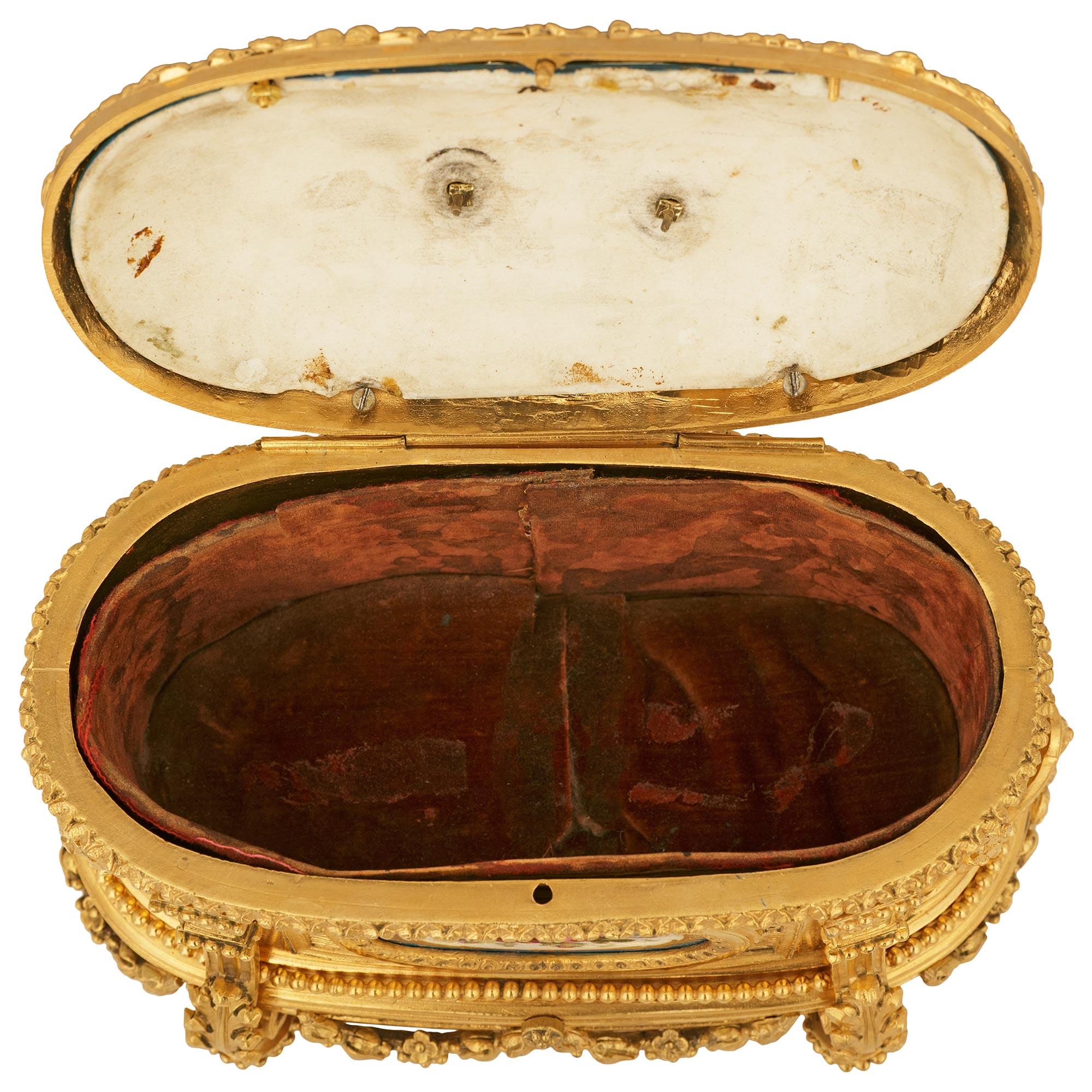 Scatola in porcellana di Sévres e ormolu del XIX secolo. in vendita 5