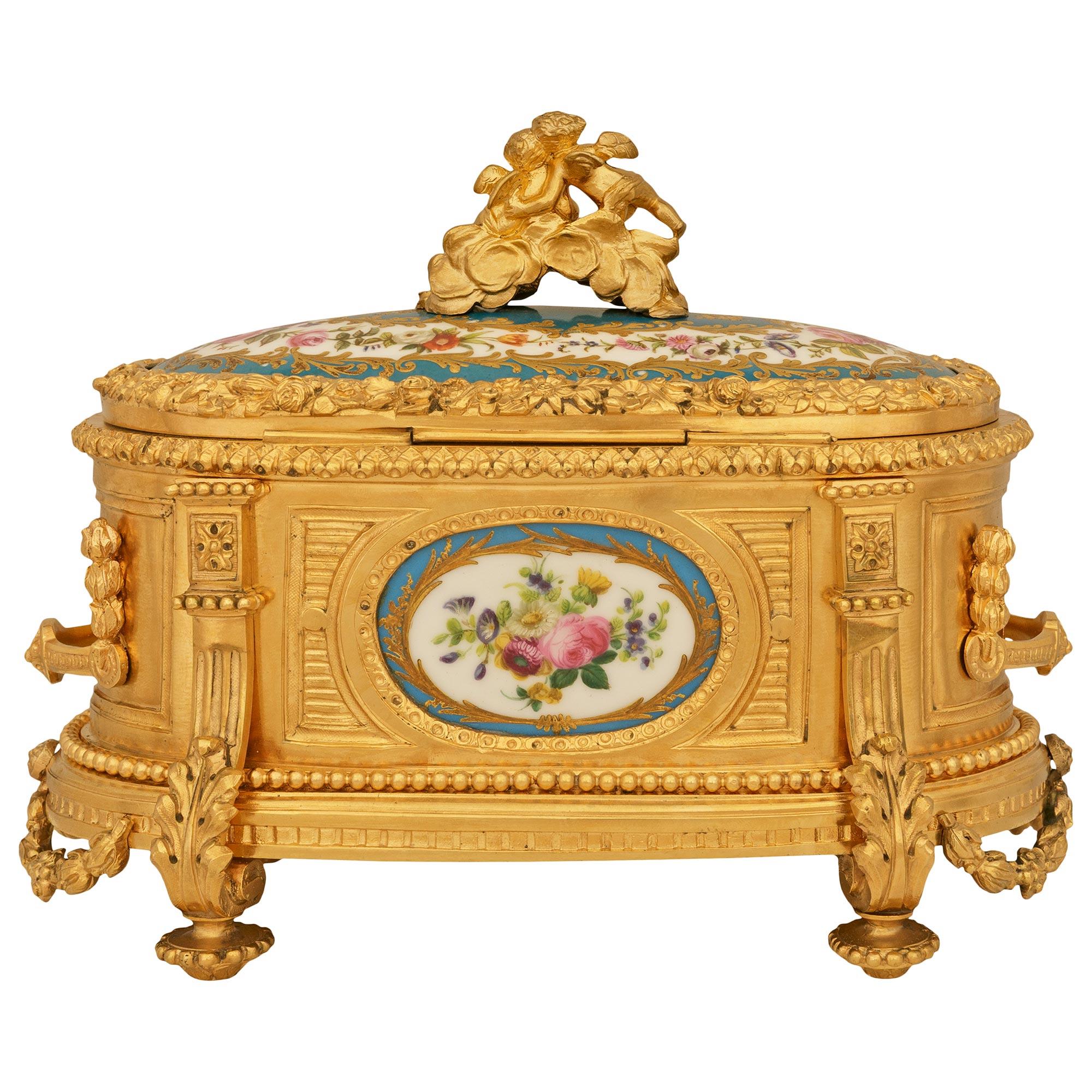 Scatola in porcellana di Sévres e ormolu del XIX secolo. in vendita 6