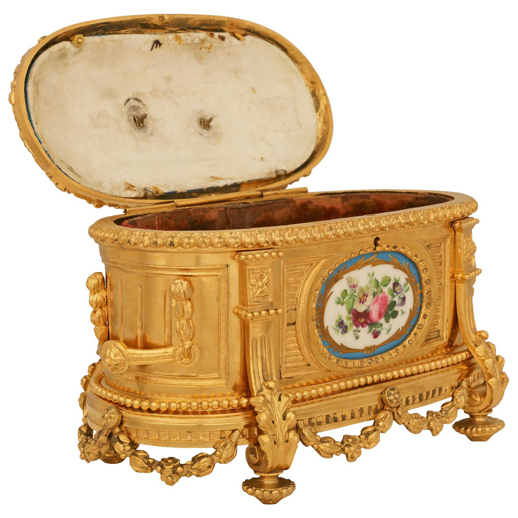 Francese Scatola in porcellana di Sévres e ormolu del XIX secolo. in vendita