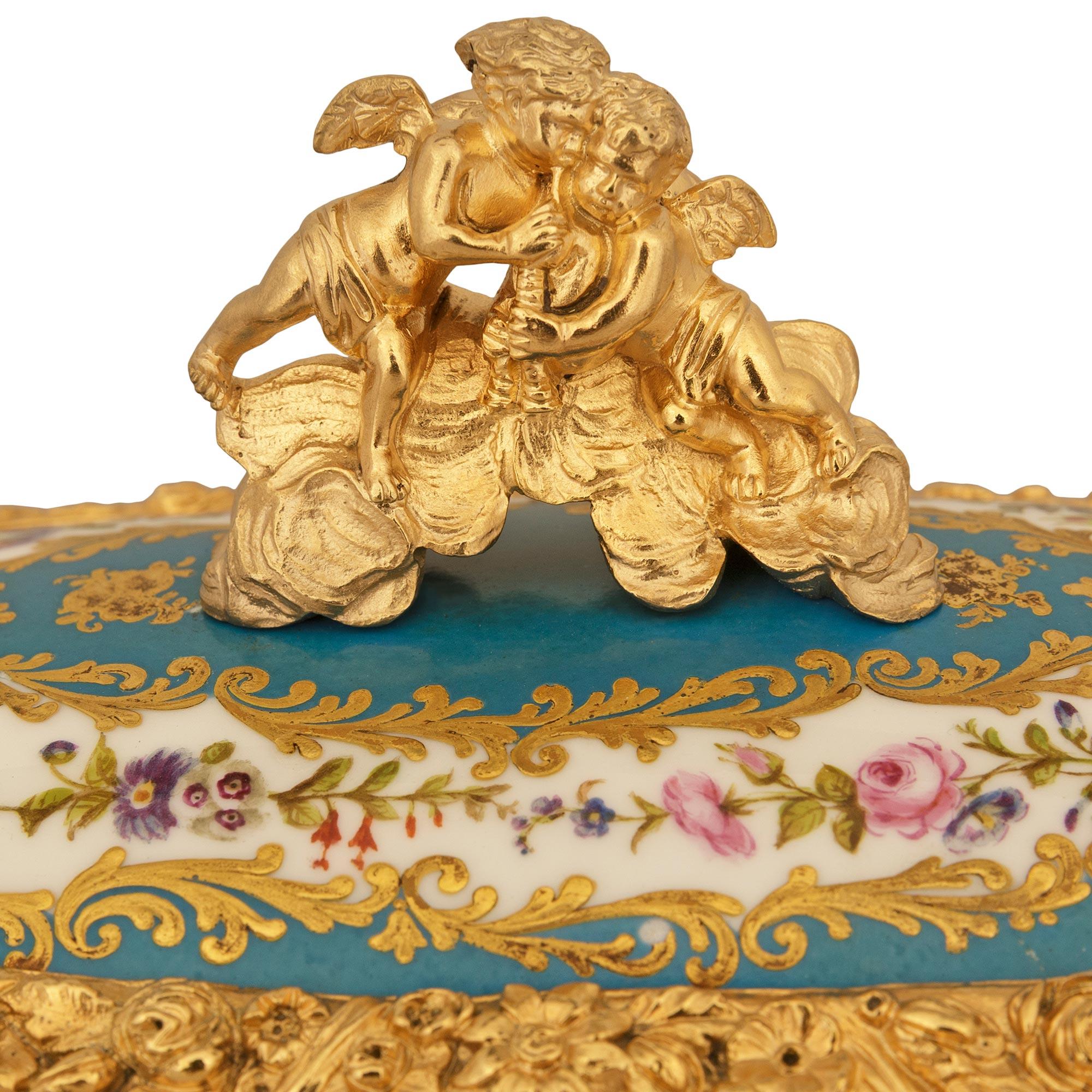 Porcellana Scatola in porcellana di Sévres e ormolu del XIX secolo. in vendita