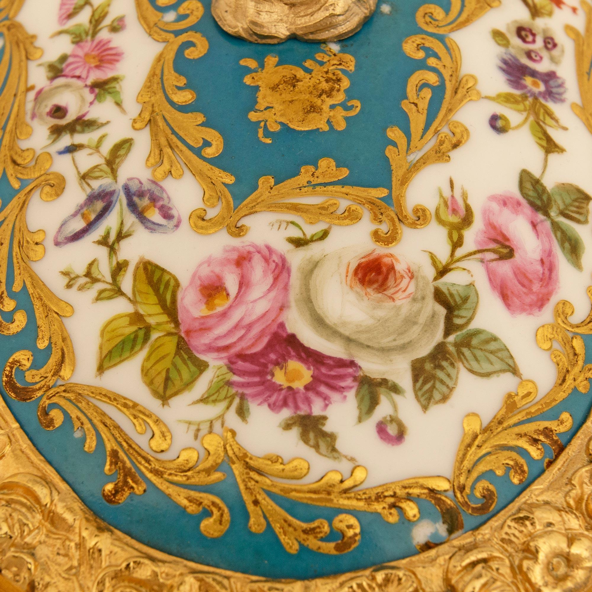 Scatola in porcellana di Sévres e ormolu del XIX secolo. in vendita 1