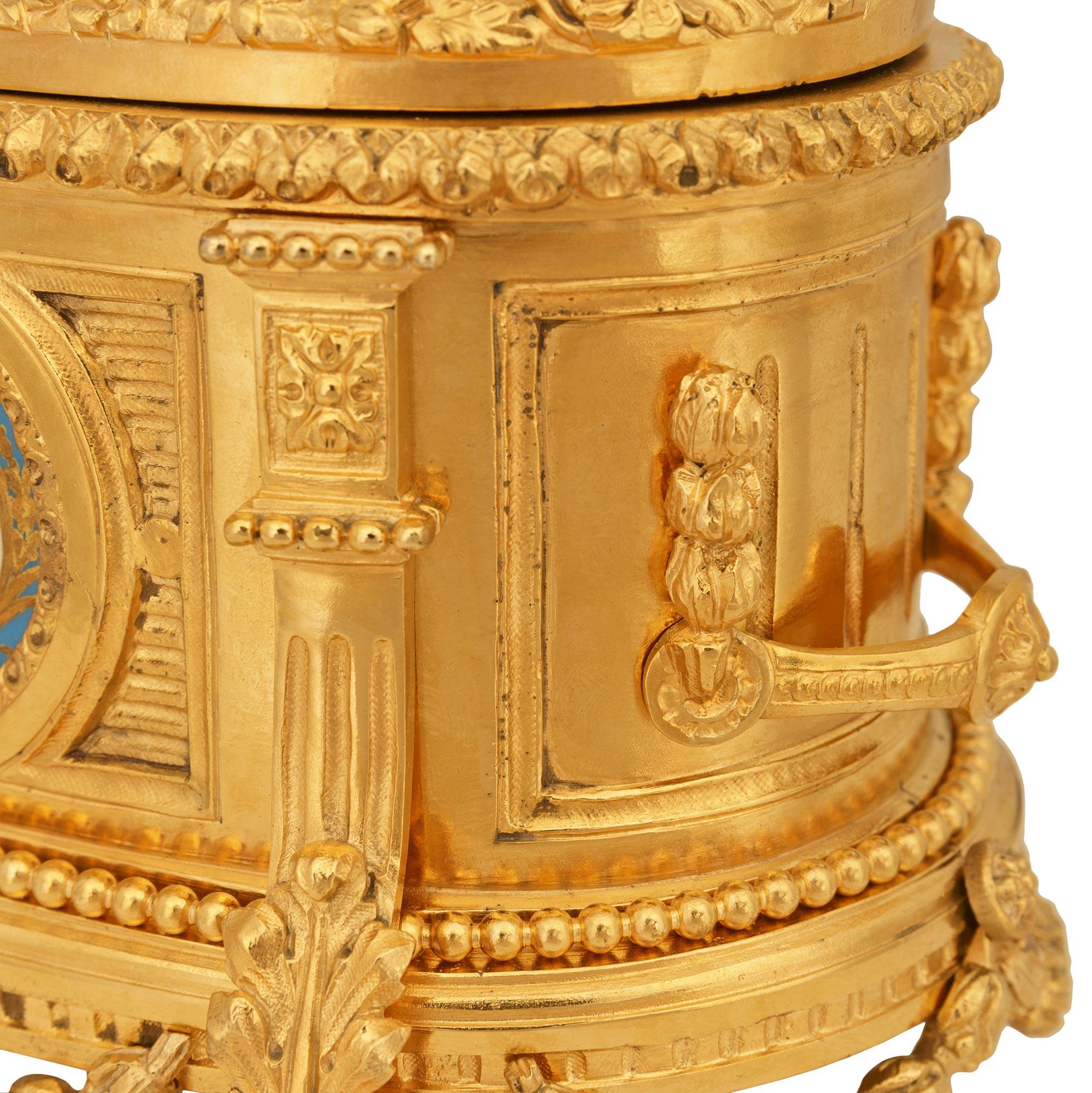 Scatola in porcellana di Sévres e ormolu del XIX secolo. in vendita 2