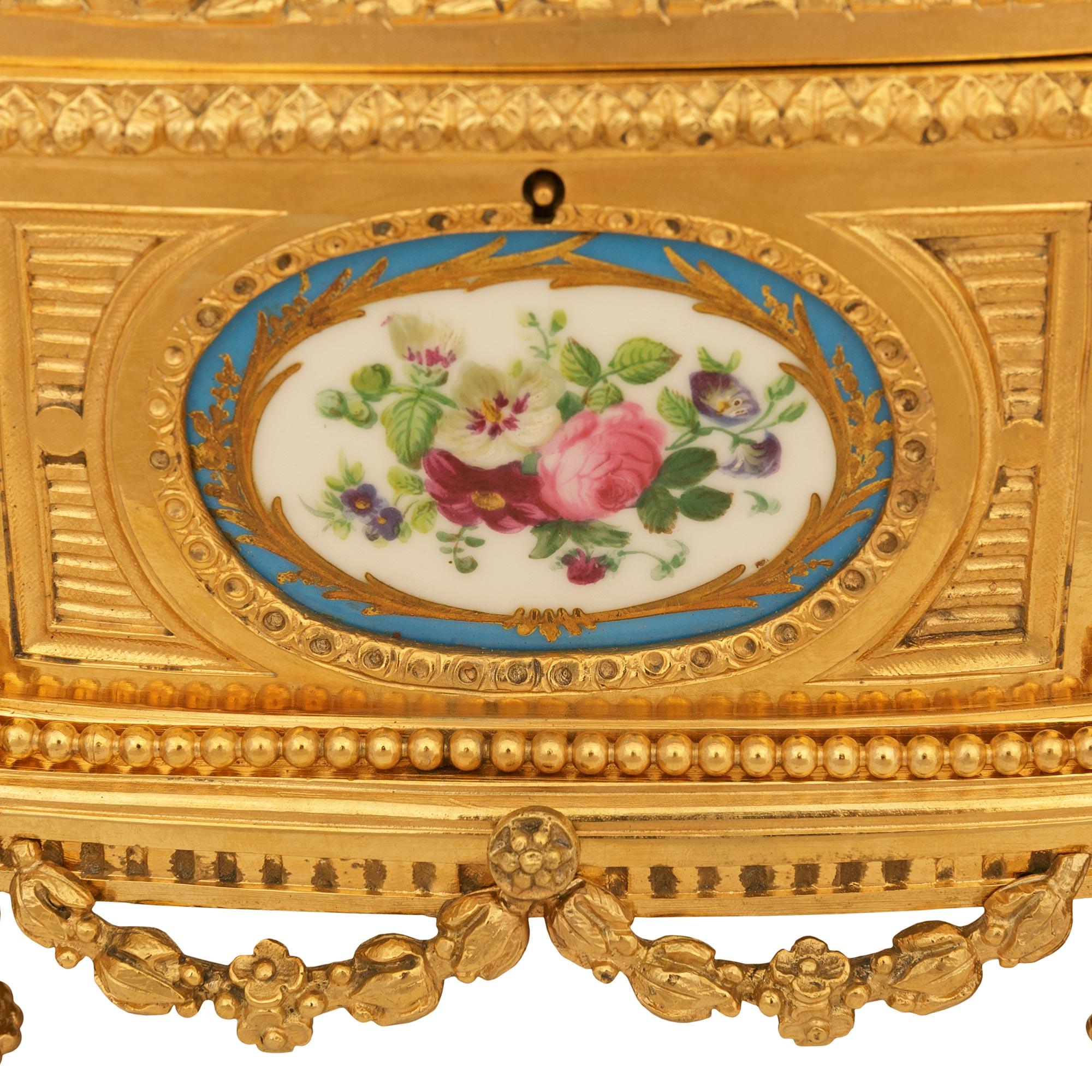 Scatola in porcellana di Sévres e ormolu del XIX secolo. in vendita 3