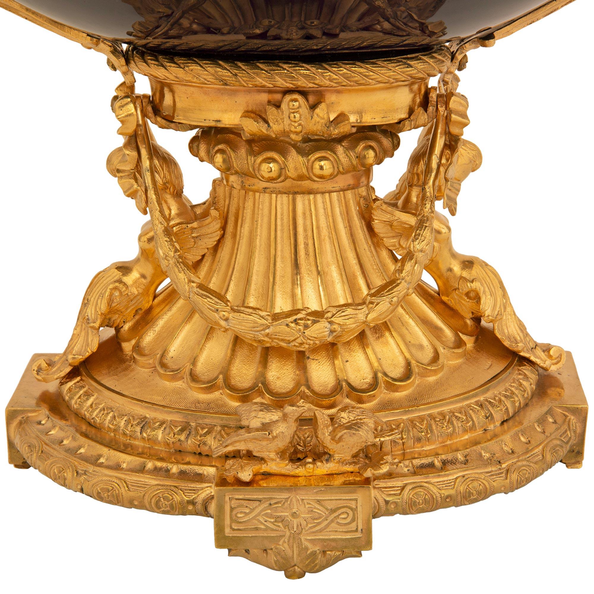 Centre de table en bronze doré et porcelaine de Sèvres du XIXe siècle de style Louis XVI en vente 5
