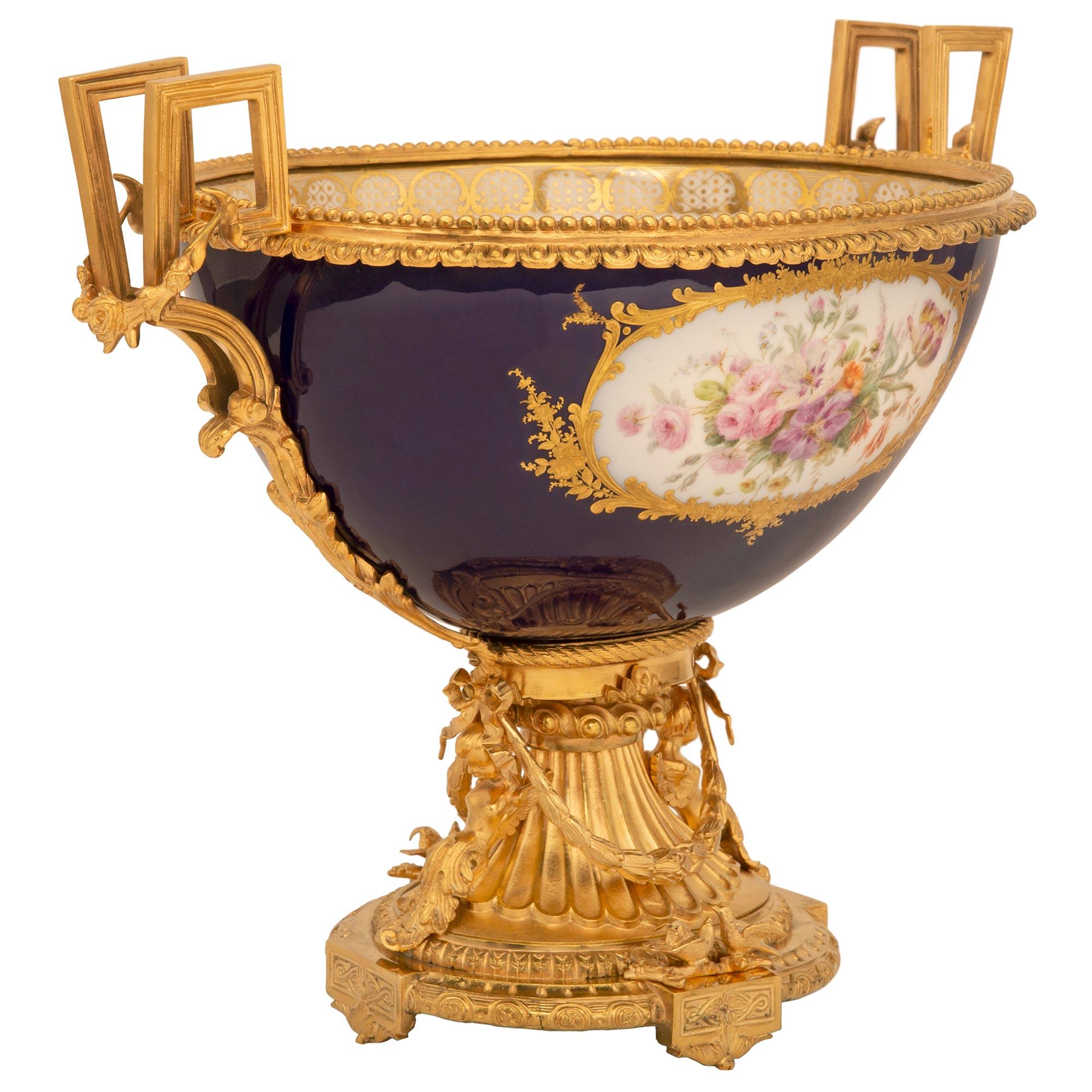 Français Centre de table en bronze doré et porcelaine de Sèvres du XIXe siècle de style Louis XVI en vente