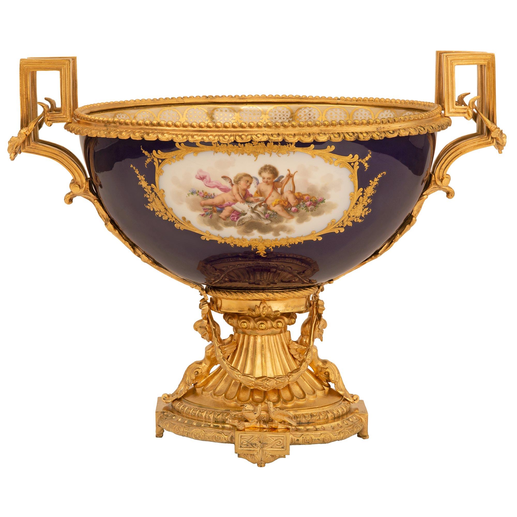Porcelaine Centre de table en bronze doré et porcelaine de Sèvres du XIXe siècle de style Louis XVI en vente
