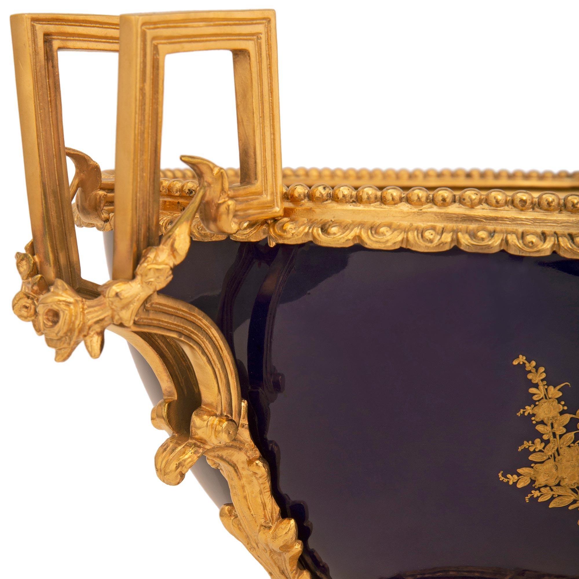 Centre de table en bronze doré et porcelaine de Sèvres du XIXe siècle de style Louis XVI en vente 1