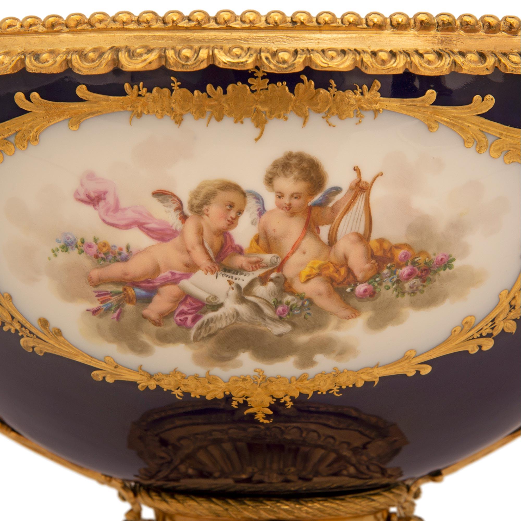 Centre de table en bronze doré et porcelaine de Sèvres du XIXe siècle de style Louis XVI en vente 2