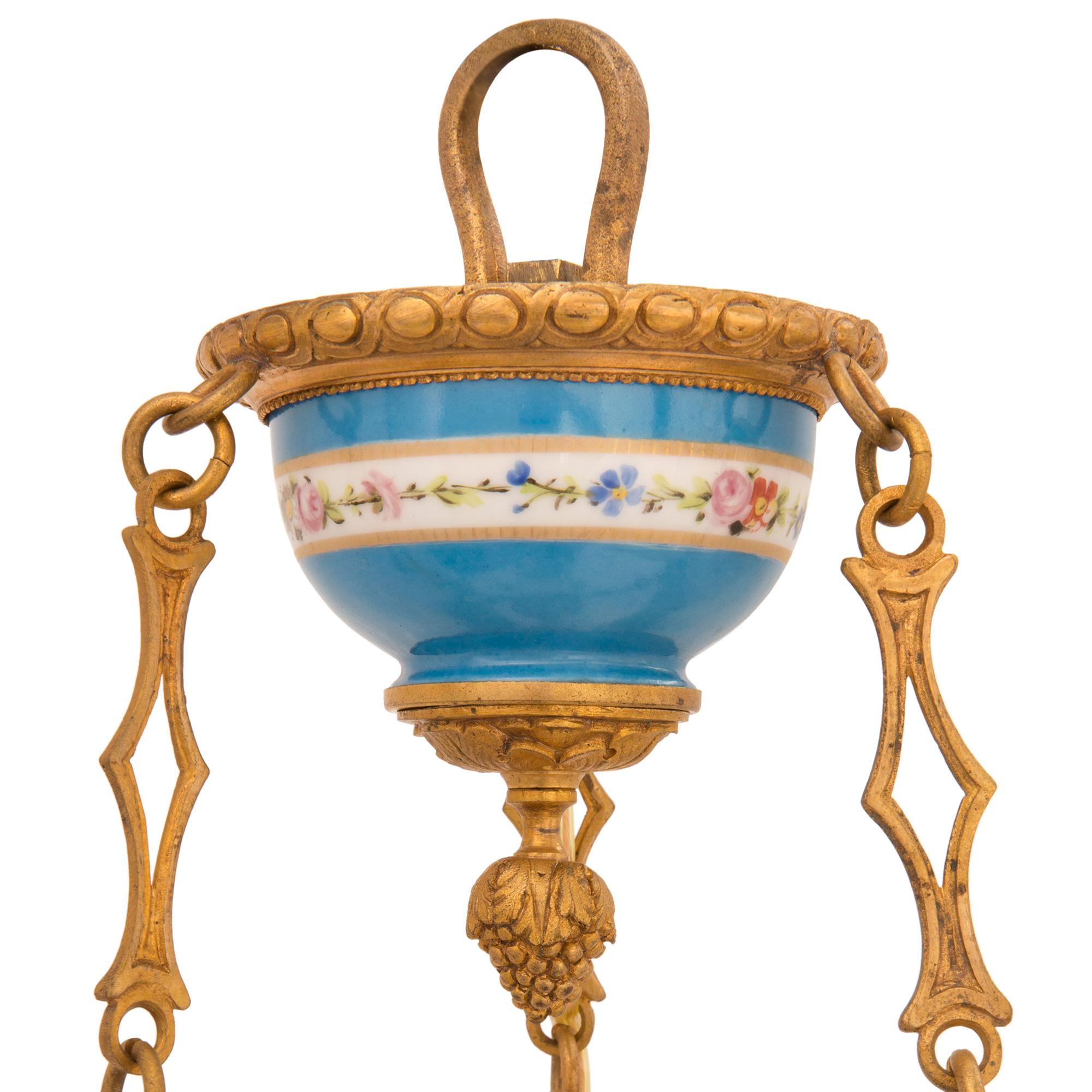 Französisch 19. Jahrhundert Louis XVI St. Ormolu und Sèvres Porzellan-Kronleuchter (Louis XVI.) im Angebot