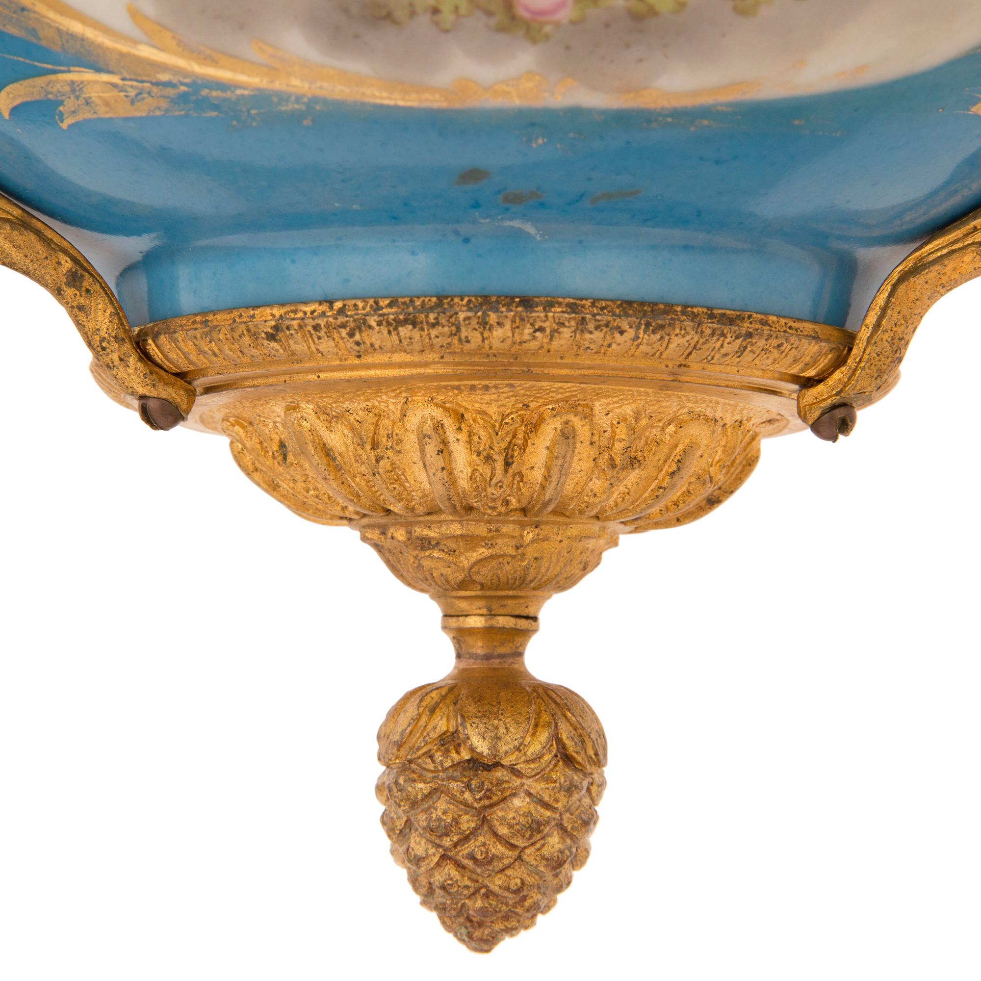 Lustre Louis XVI en bronze doré et porcelaine de Sèvres du 19ème siècle en vente 2