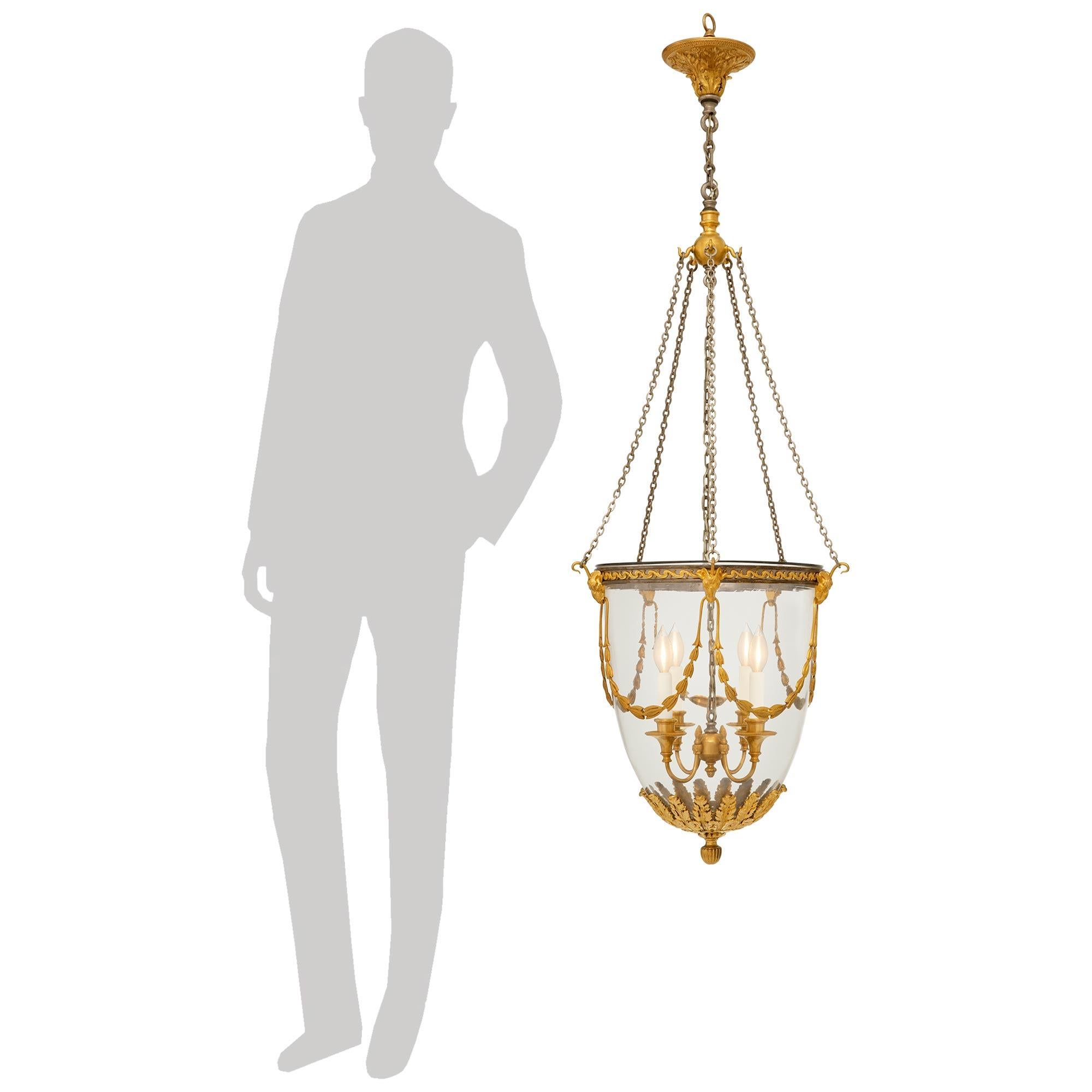 Una sensacional linterna francesa del siglo XIX, de alta calidad, de estilo Luis XVI, ormolu y acero. Este farol de campana, maravillosamente decorativo, muestra un exquisito rocío inferior de doble hoja de acanto de Ormolu con un remate central. El