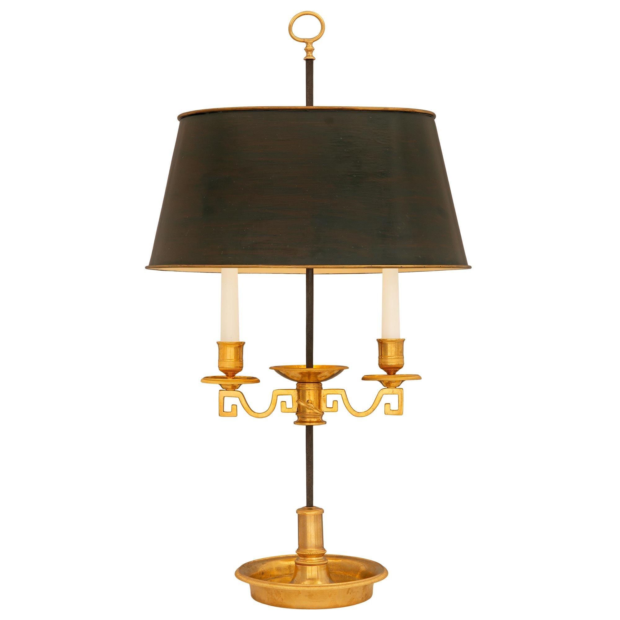 Eine elegante französische Bouillotte-Lampe aus dem 19. Jahrhundert aus Ormolu und Zinn. Die Lampe wird von einer feinen runden Schale mit einem schönen kannelierten Rand und einer schönen leicht gebogenen gesprenkelten zentralen Unterstützung mit