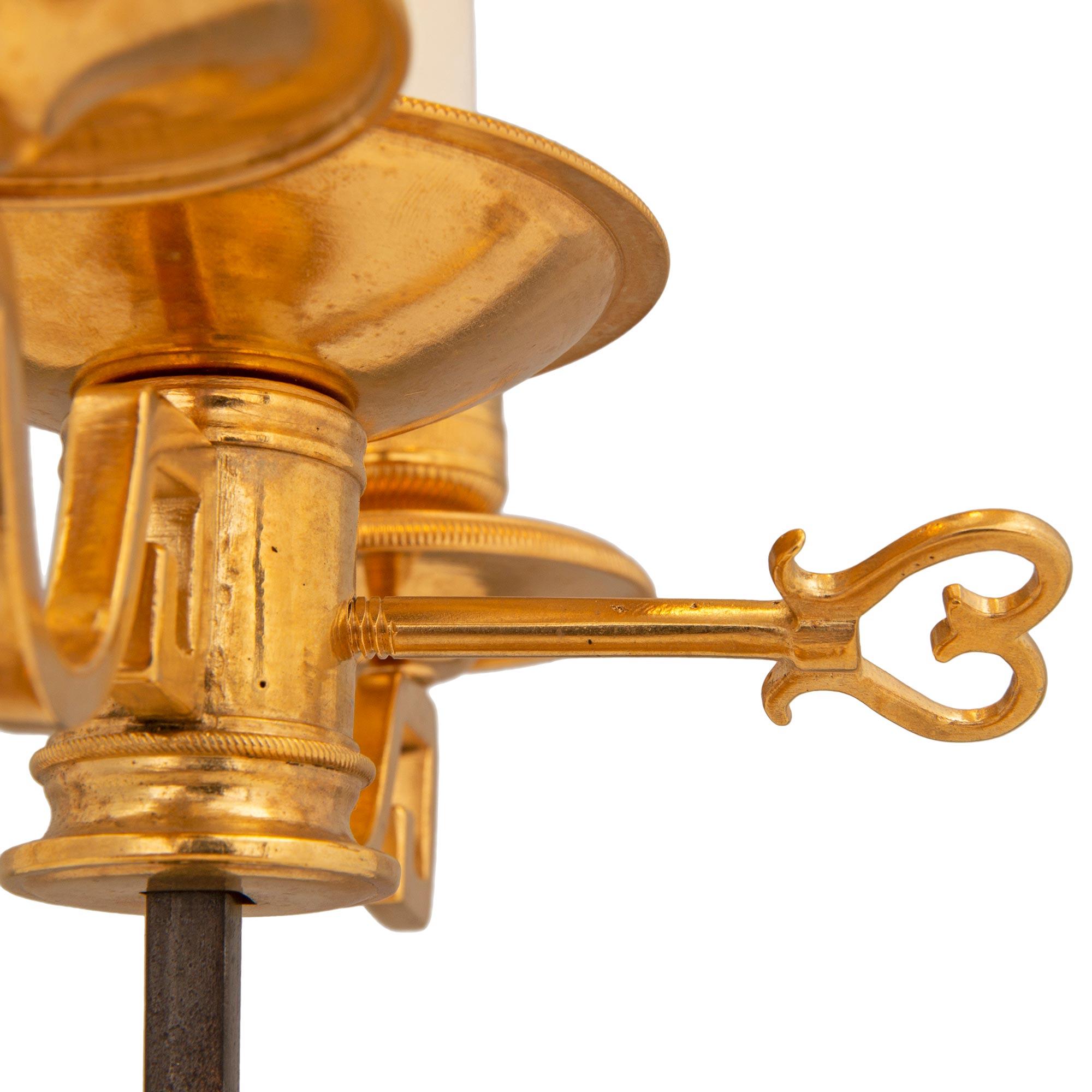 Lampe bouillotte française du 19ème siècle de style Louis XVI en bronze doré et tôle en vente 1