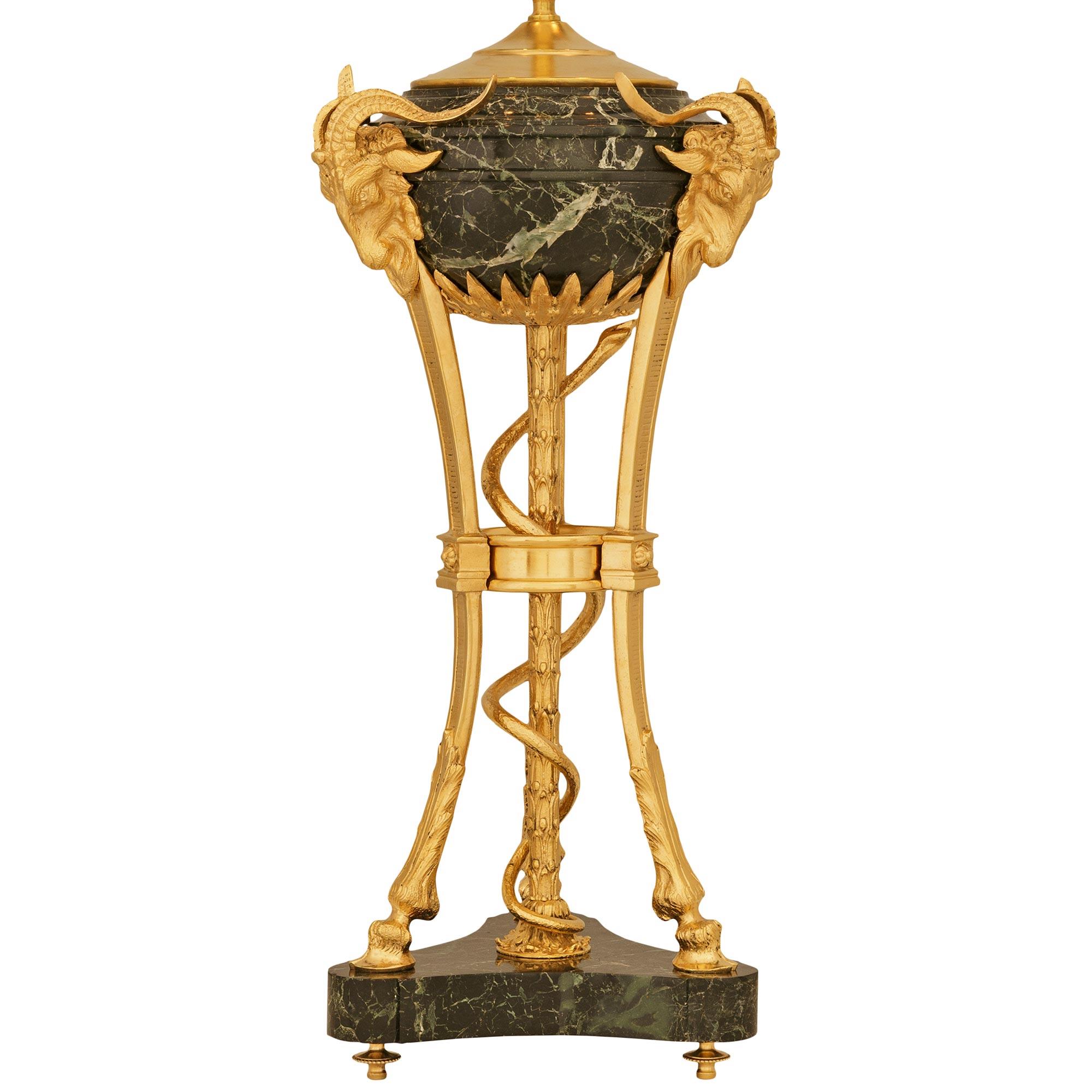 Lámpara de Ormolu y mármol Verde Antico francesa del siglo XIX, estilo Luis XVI Francés en venta