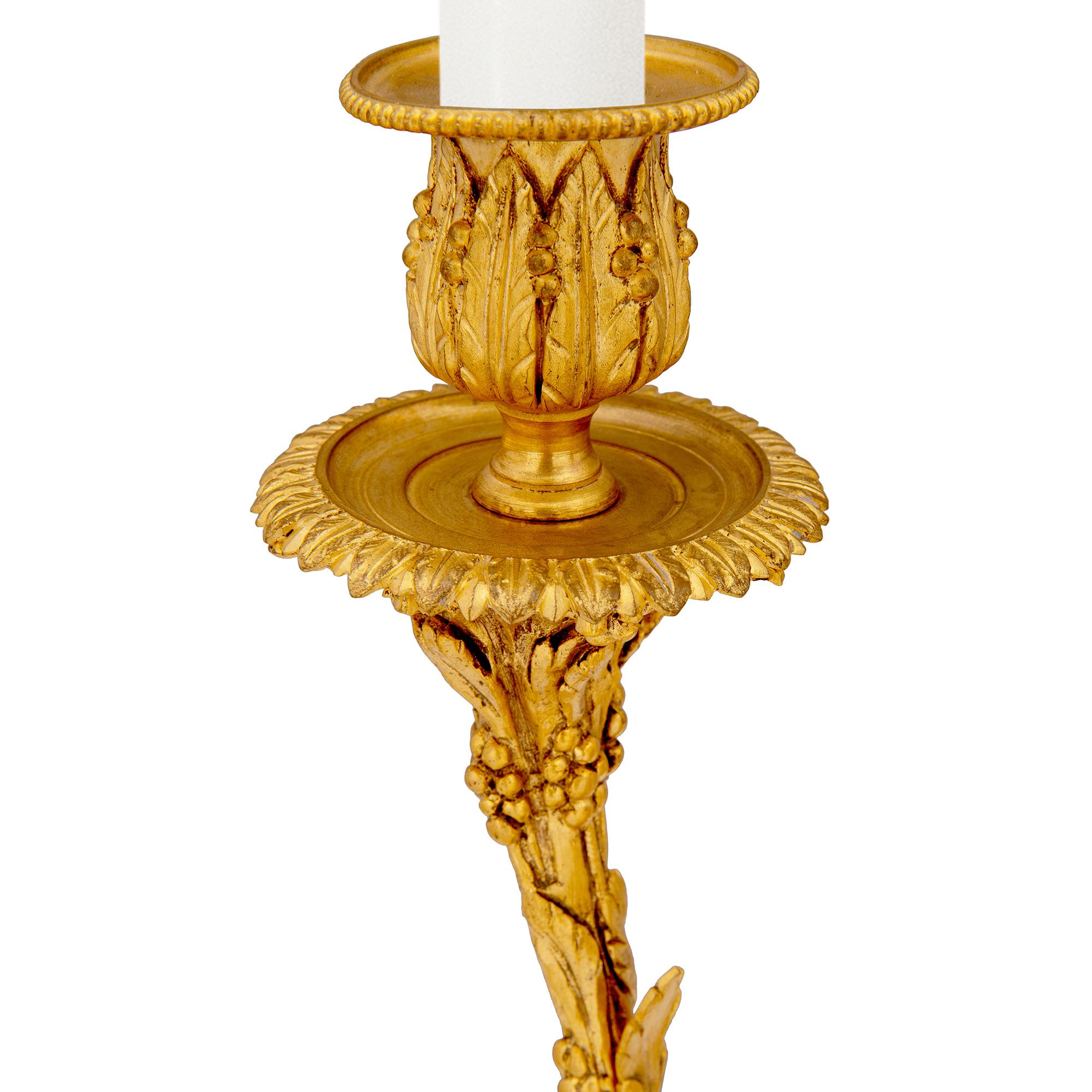 Bronze doré Candélabre français du 19ème siècle de style Louis XVI en bronze doré et marbre de Carrare blanc en vente