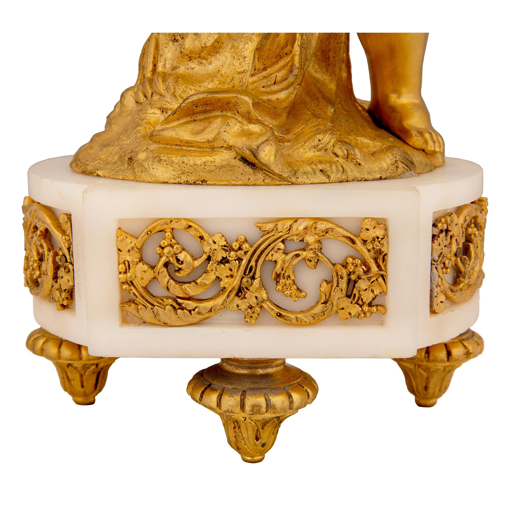 Candélabre français du 19ème siècle de style Louis XVI en bronze doré et marbre de Carrare blanc en vente 2