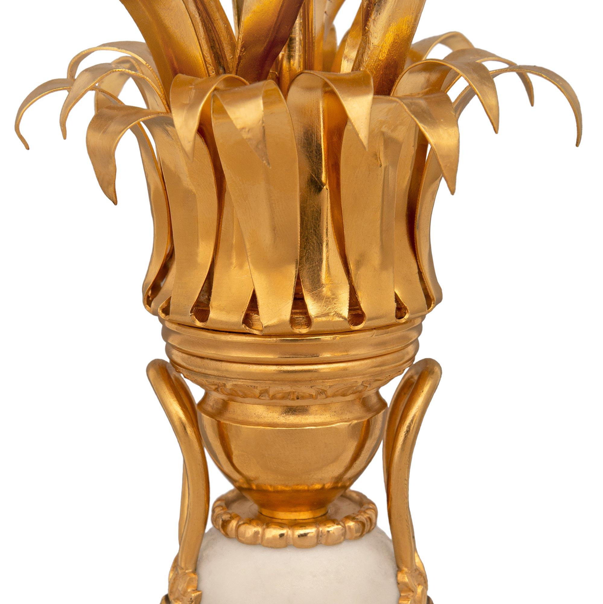 Kandelaberlampe aus Goldbronze und weißem Carrara-Marmor im Louis-XVI-Stil des 19. Jahrhunderts im Zustand „Gut“ im Angebot in West Palm Beach, FL