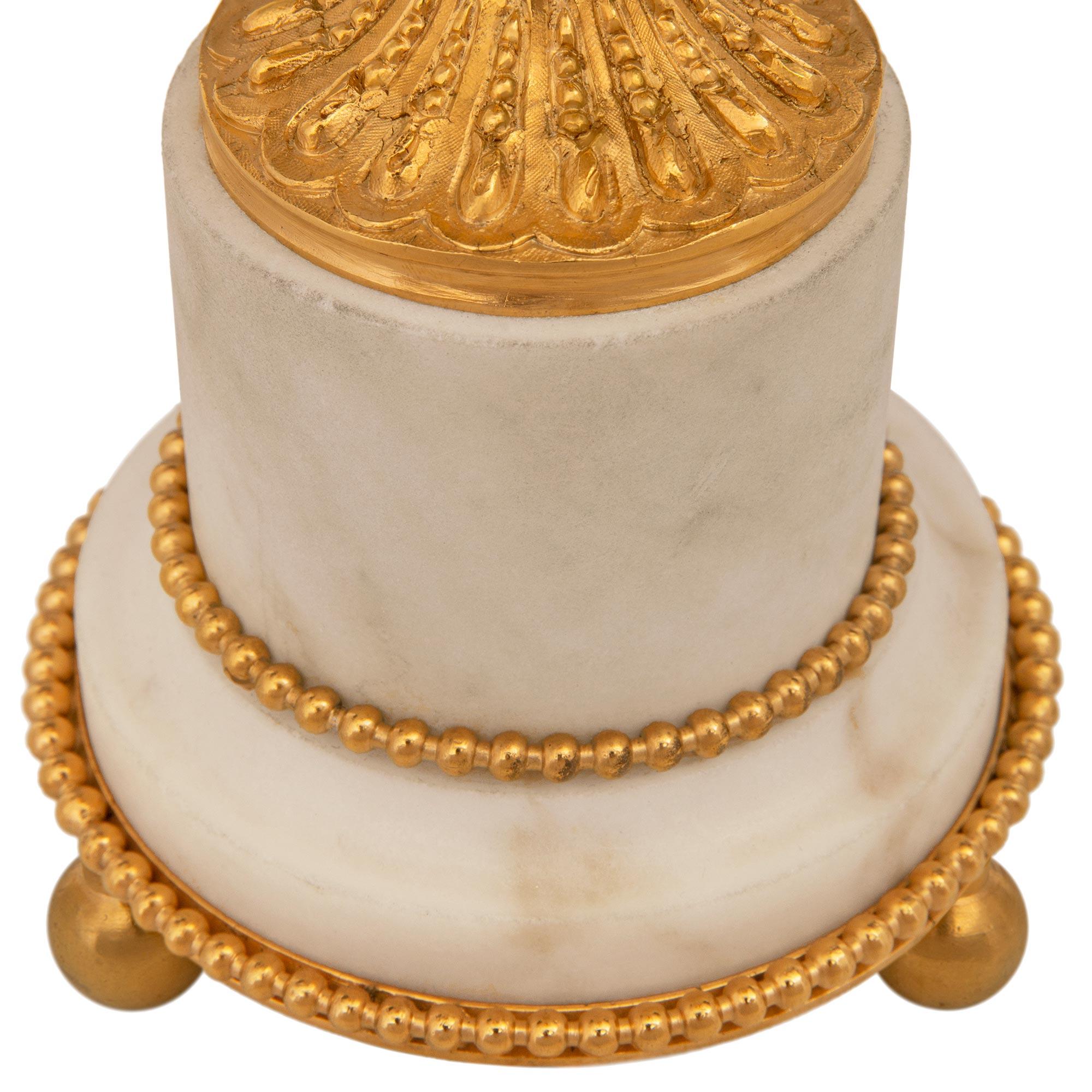 Lámpara Candelabro Francés Siglo XIX Luis XVI de Ormolu y Mármol Blanco de Carrara en venta 1