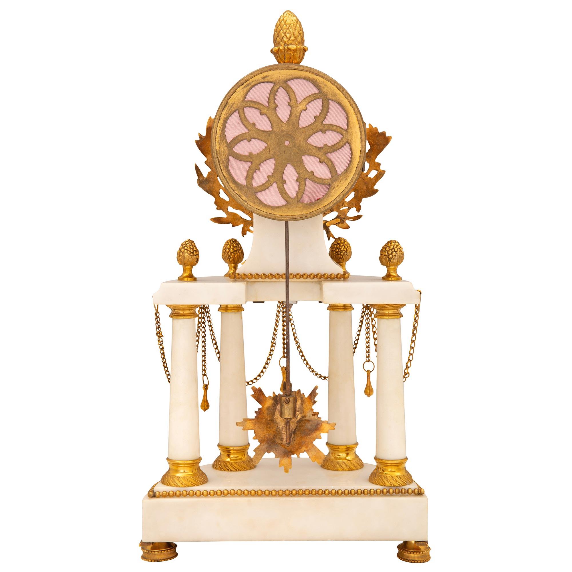Horloge française du 19ème siècle de style Louis XVI en bronze doré et marbre de Carrare blanc Bon état - En vente à West Palm Beach, FL