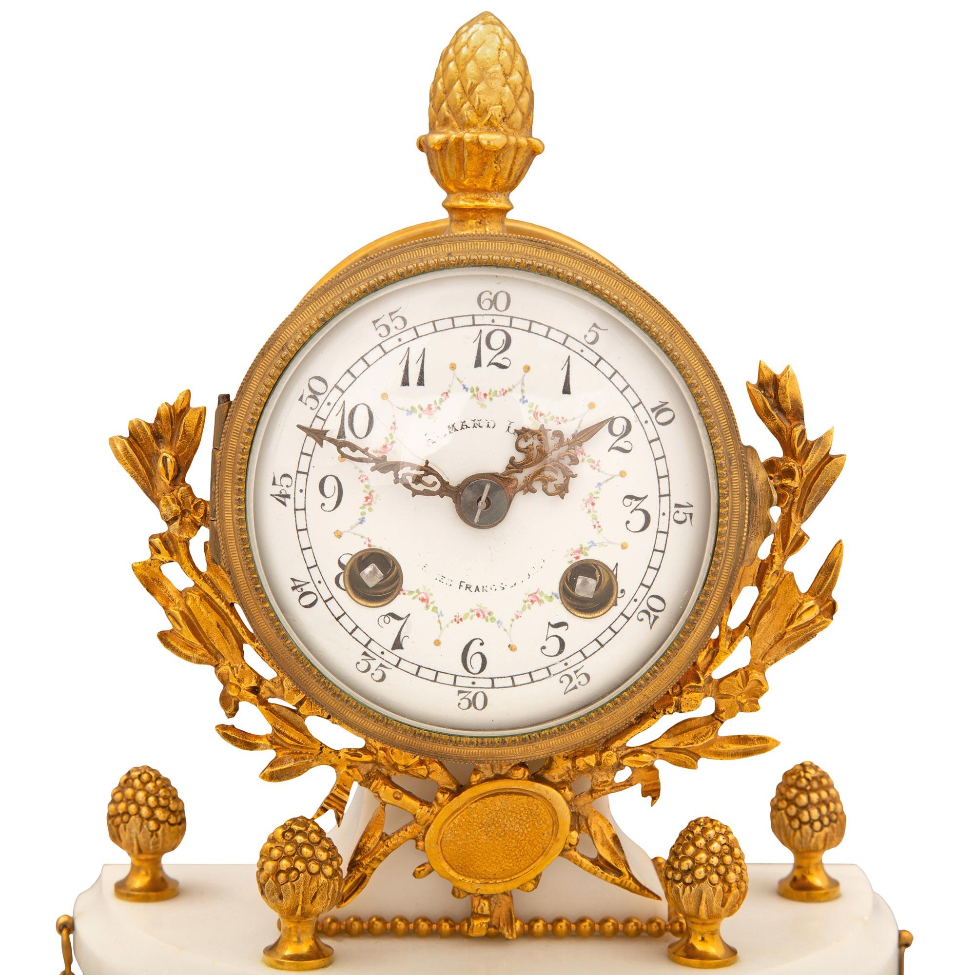 XIXe siècle Horloge française du 19ème siècle de style Louis XVI en bronze doré et marbre de Carrare blanc en vente