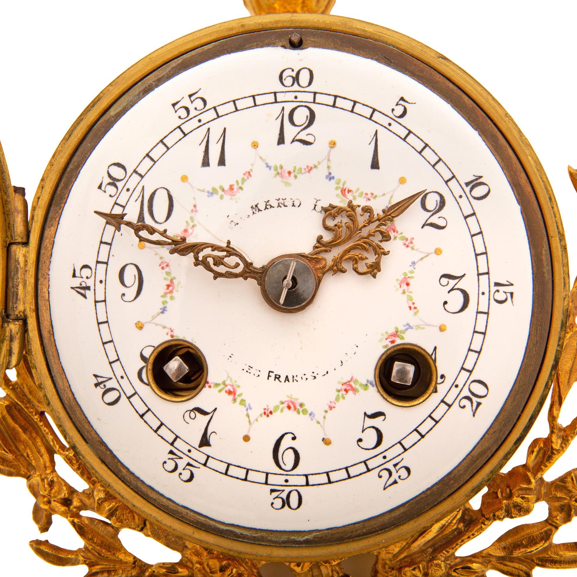 Uhr aus Goldbronze und weißem Carrara-Marmor im Louis-XVI-Stil des 19. Jahrhunderts im Angebot 1