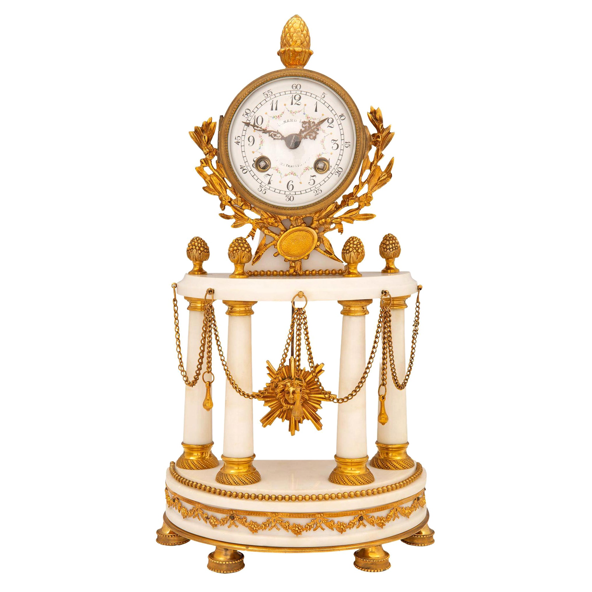 Reloj Francés Siglo XIX Luis XVI Ormolu y Mármol Blanco de Carrara