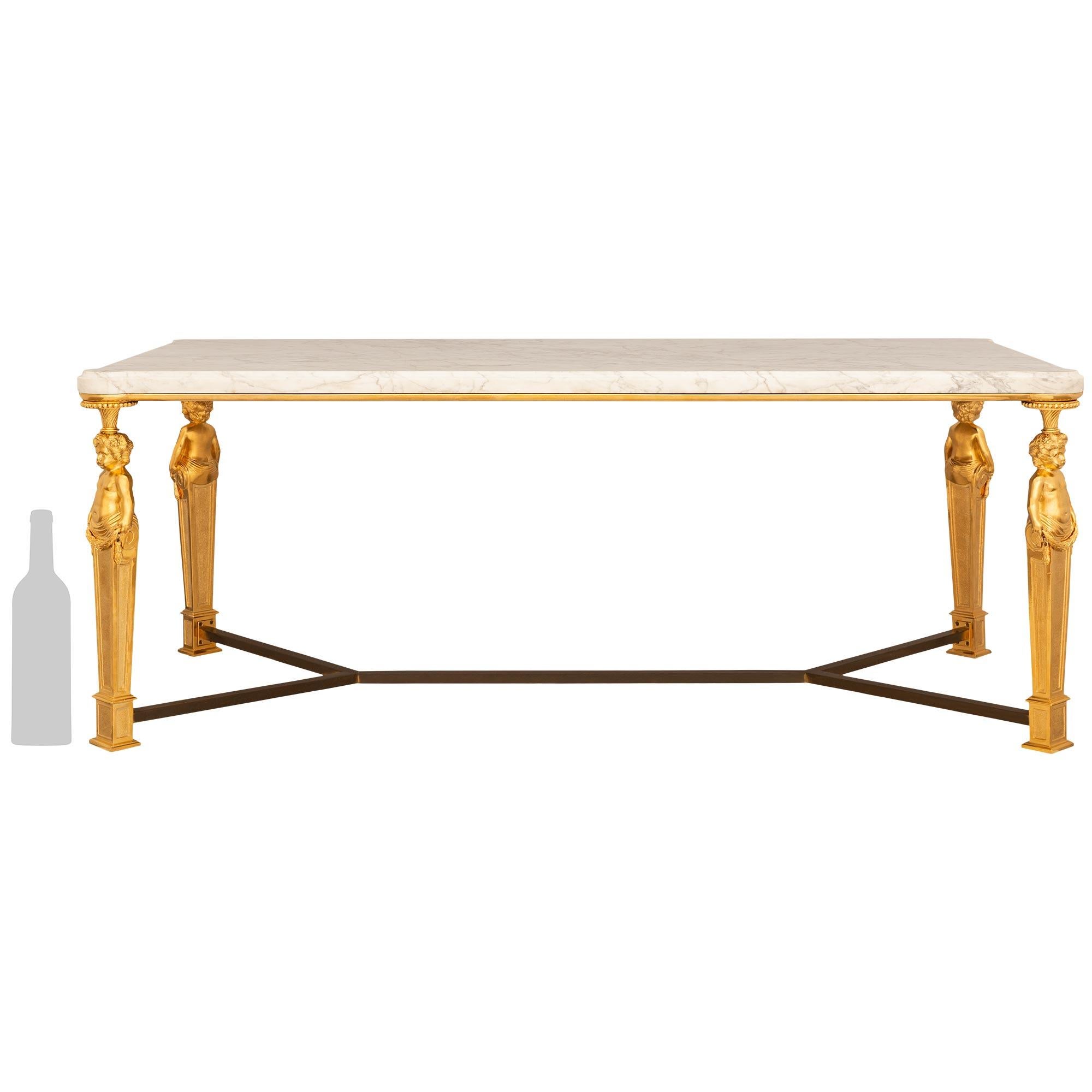 Superbe et impressionnante table basse en bronze doré et marbre blanc de Carrare de style Louis XVI du XIXe siècle. Cette magnifique table basse rectangulaire repose sur quatre pieds.  Les jambes carrées et effilées, semblables à des cariatides,