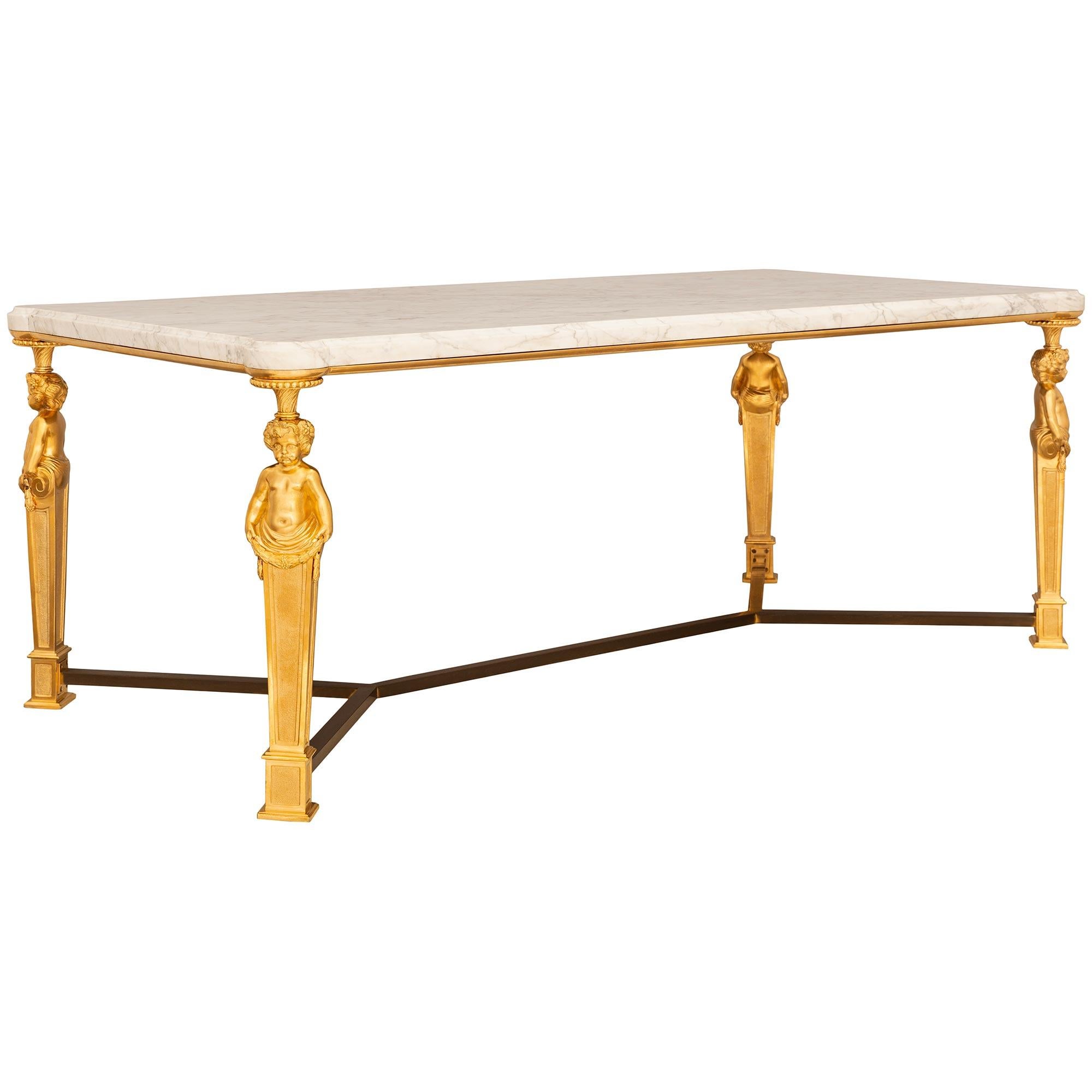 Français Table basse française du XIXe siècle de style Louis XVI en bronze doré et marbre blanc de Carrare en vente