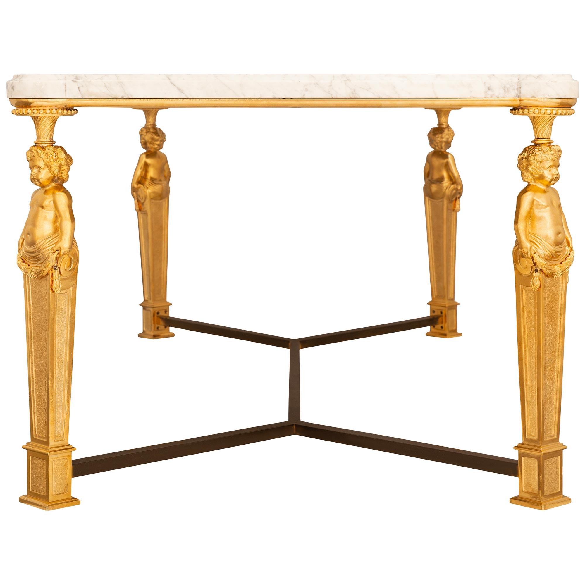 Table basse française du XIXe siècle de style Louis XVI en bronze doré et marbre blanc de Carrare Bon état - En vente à West Palm Beach, FL