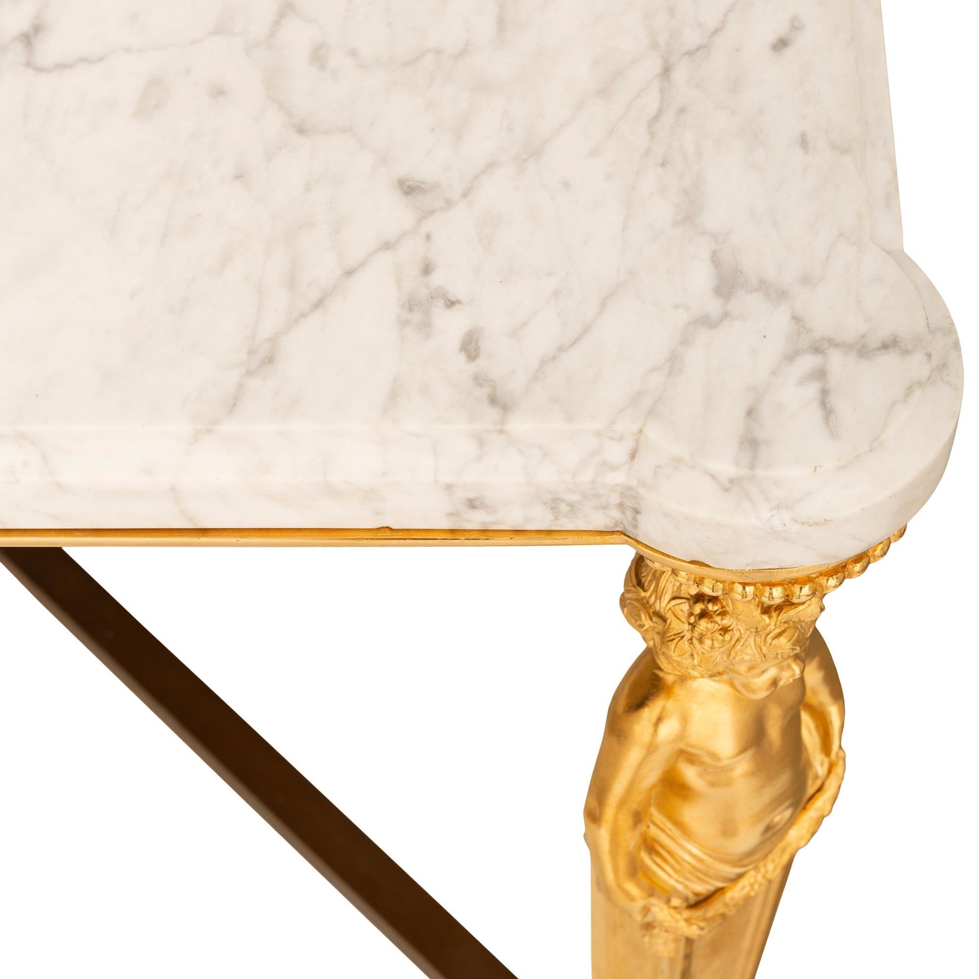 Bronze doré Table basse française du XIXe siècle de style Louis XVI en bronze doré et marbre blanc de Carrare en vente