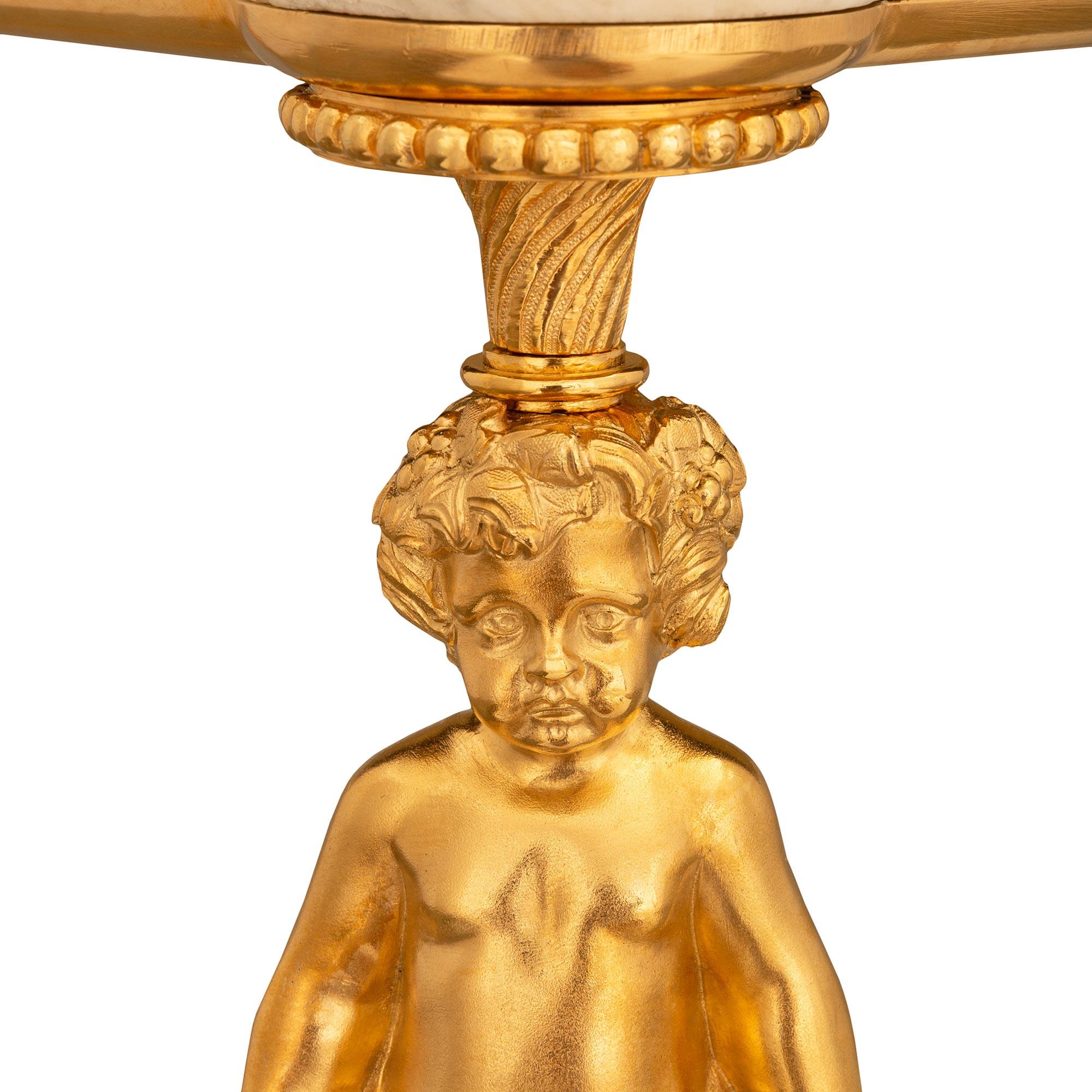 Table basse française du XIXe siècle de style Louis XVI en bronze doré et marbre blanc de Carrare en vente 1