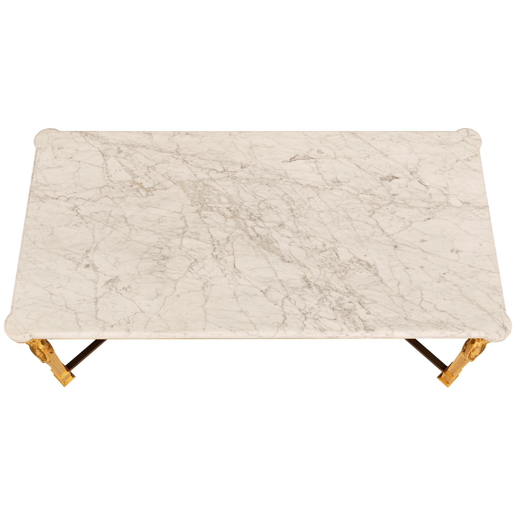 Table basse française du XIXe siècle de style Louis XVI en bronze doré et marbre blanc de Carrare en vente 3