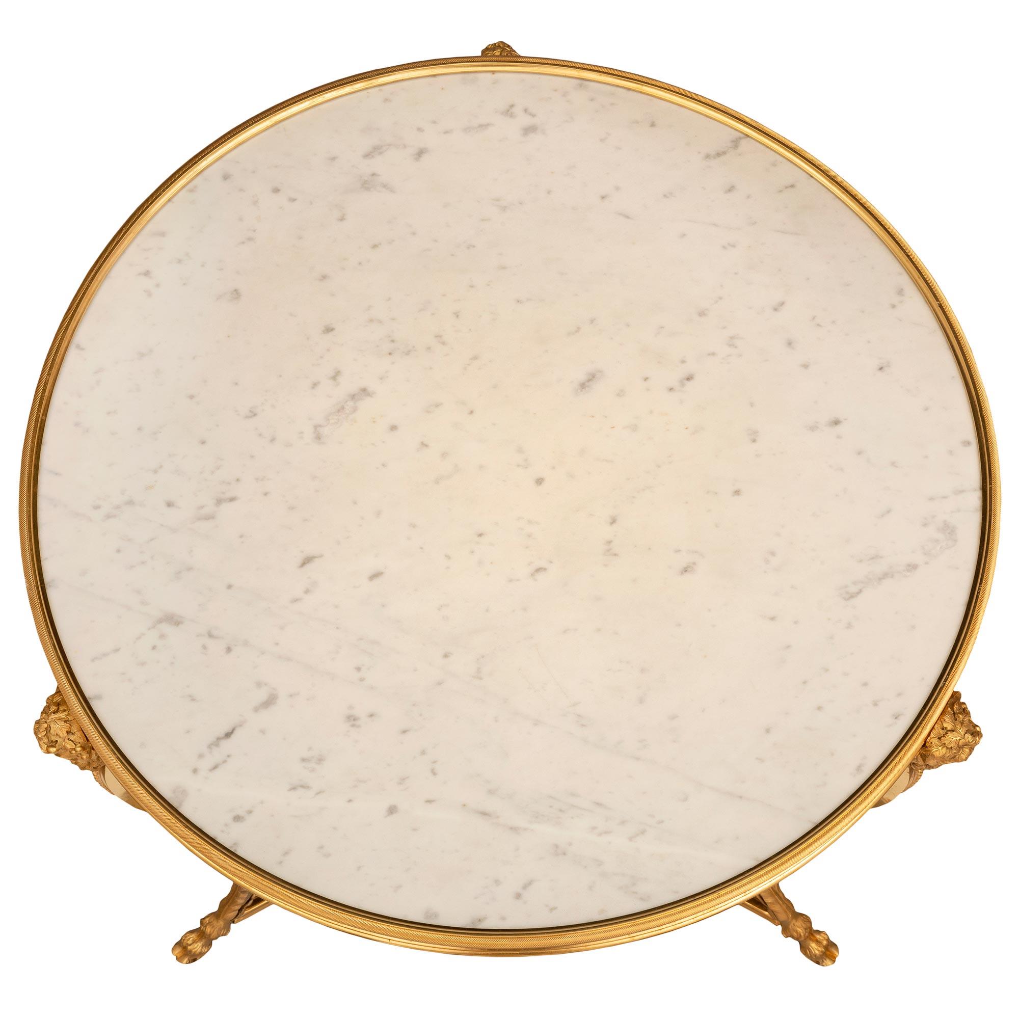 Ein sehr eleganter und hochwertiger französischer Beistelltisch aus dem 19. Jahrhundert aus Louis XVI-Ormolu und weißem Carrara-Marmor Guéridon. Der runde Tisch steht auf schönen, fein detaillierten Ormolu-Huffüßen mit großen Akanthusblättern und